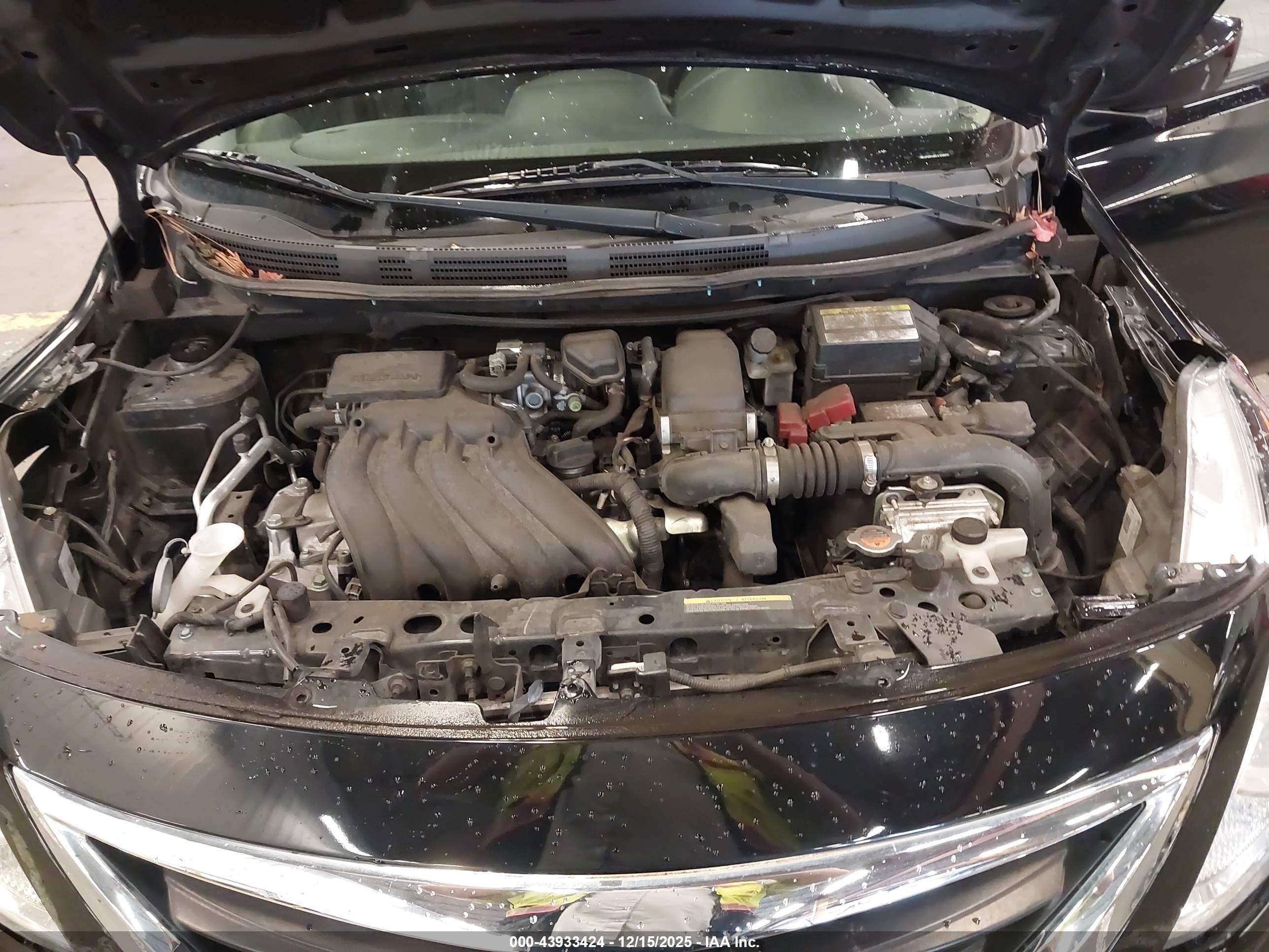 NISSAN VERSA image 10