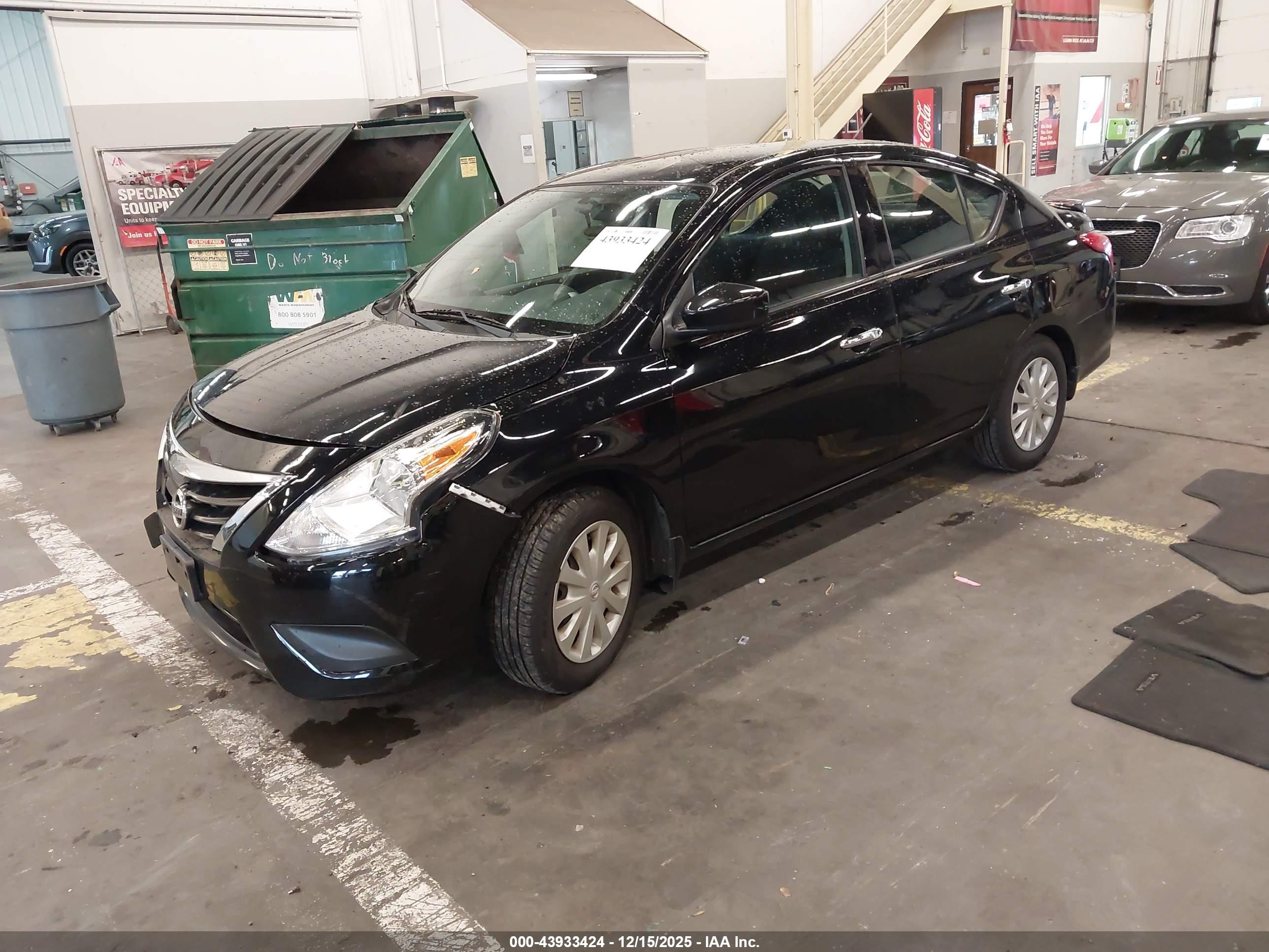 NISSAN VERSA image 2