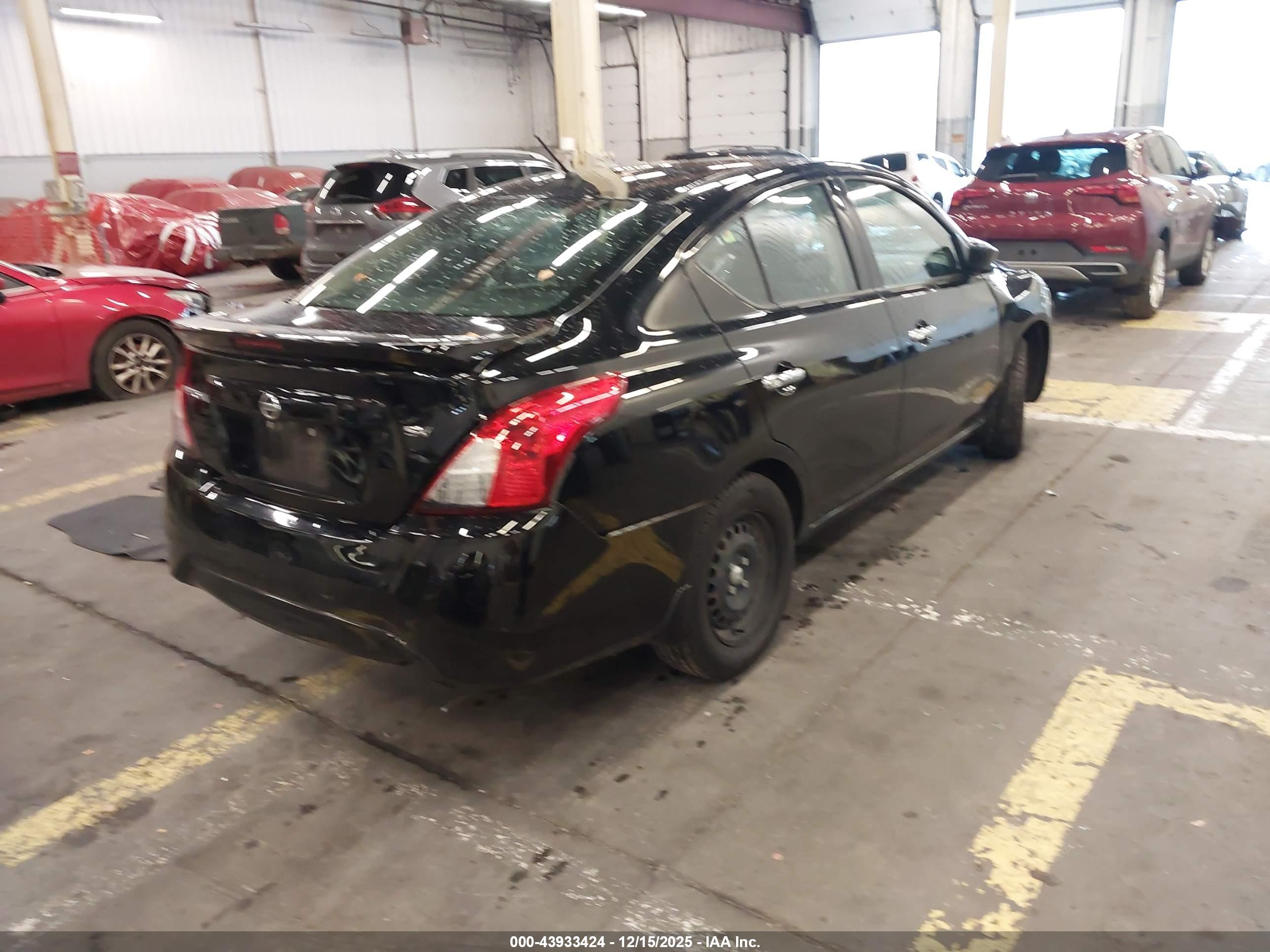 NISSAN VERSA image 4