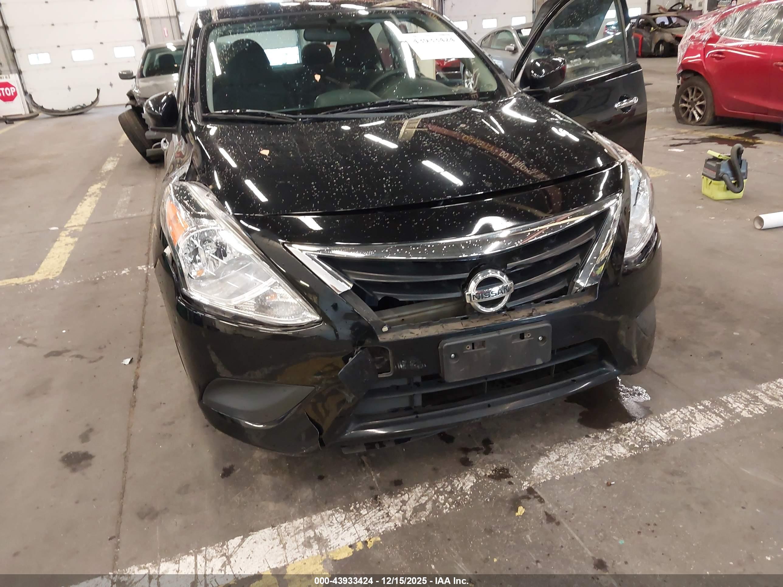 NISSAN VERSA image 6