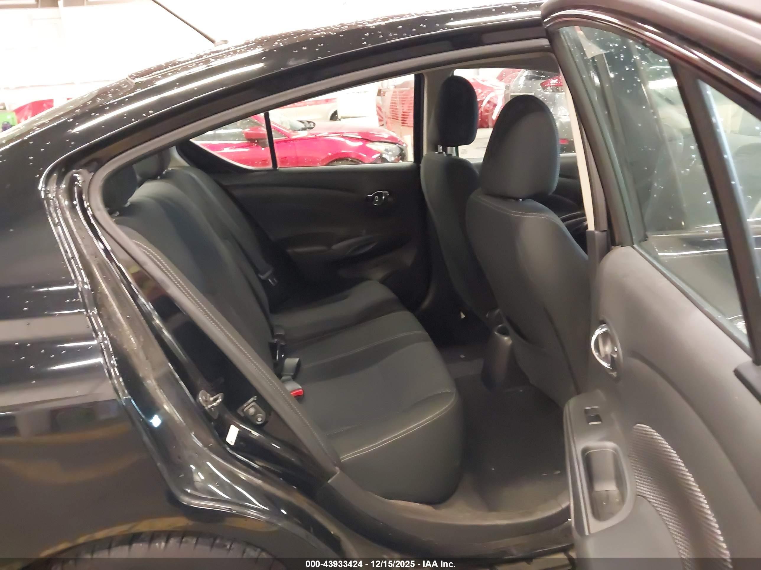NISSAN VERSA image 8