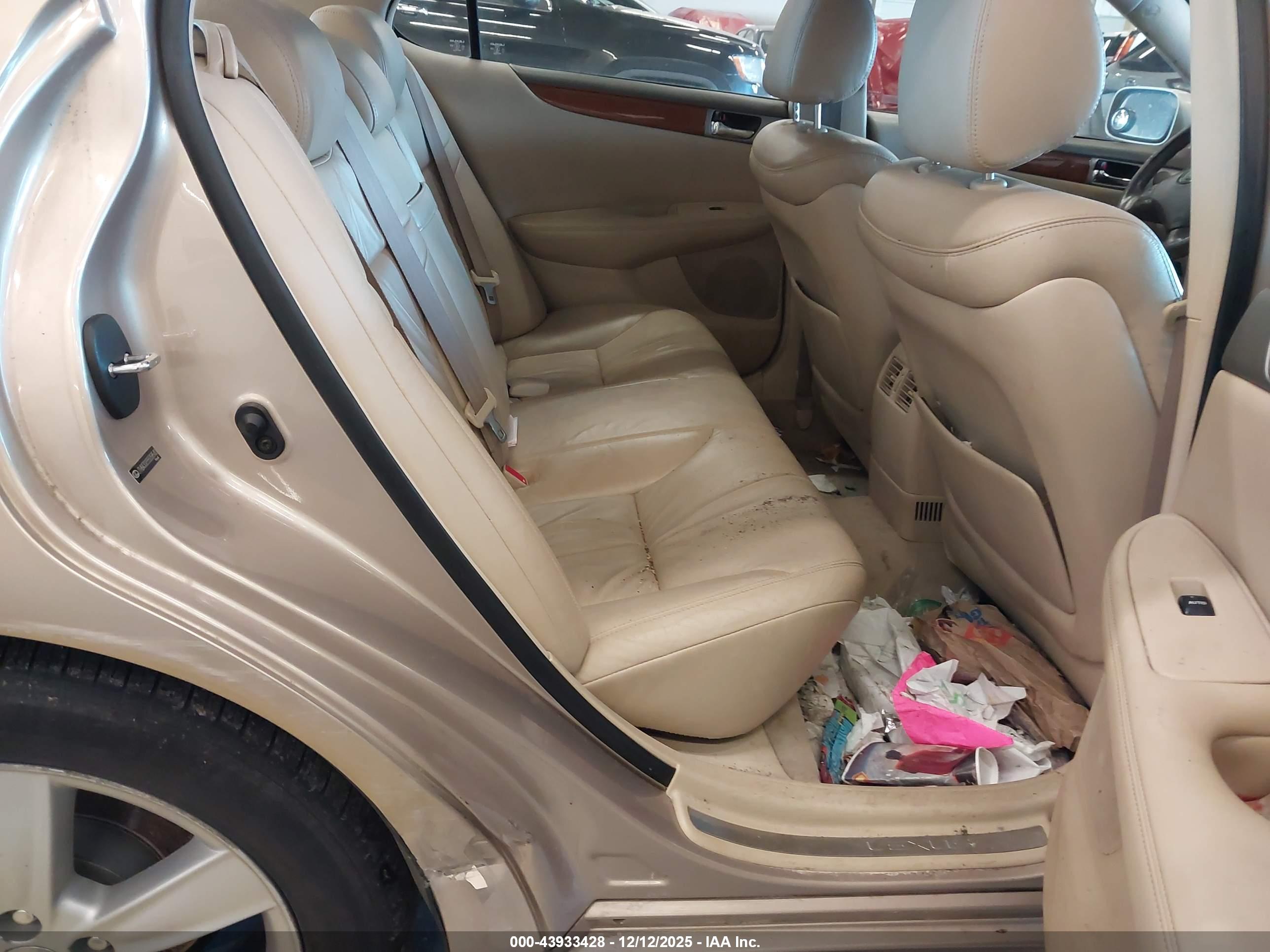 LEXUS ES image 8