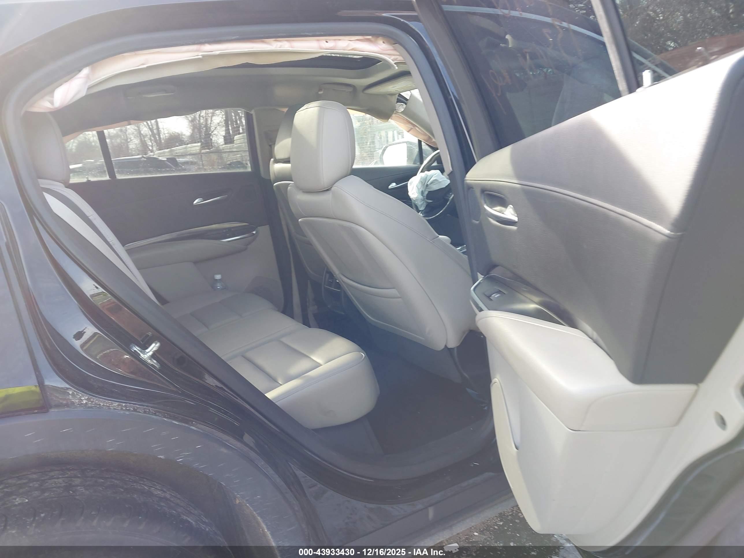 CADILLAC XT4 image 8