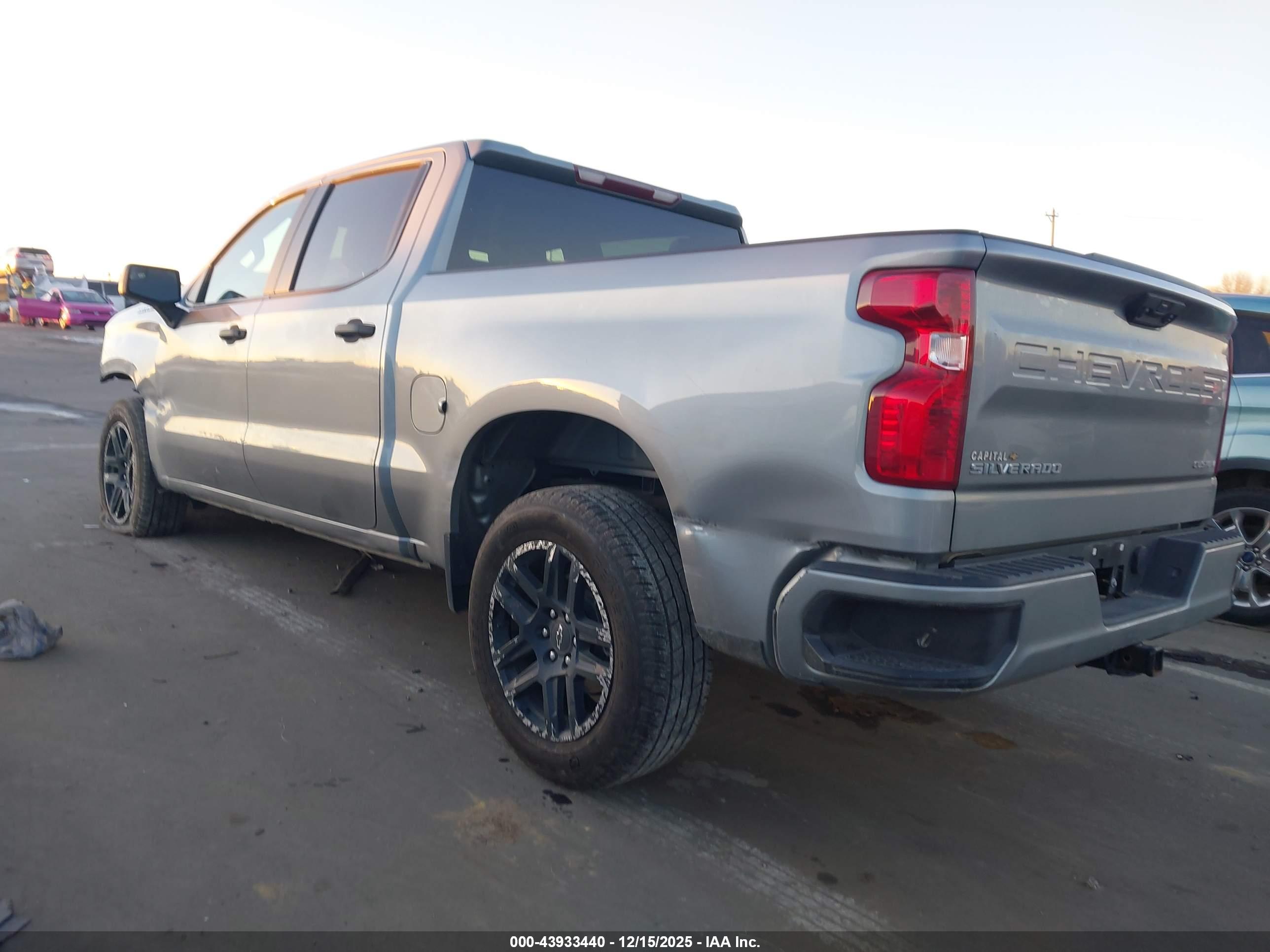 CHEVROLET SILVERADO image 3