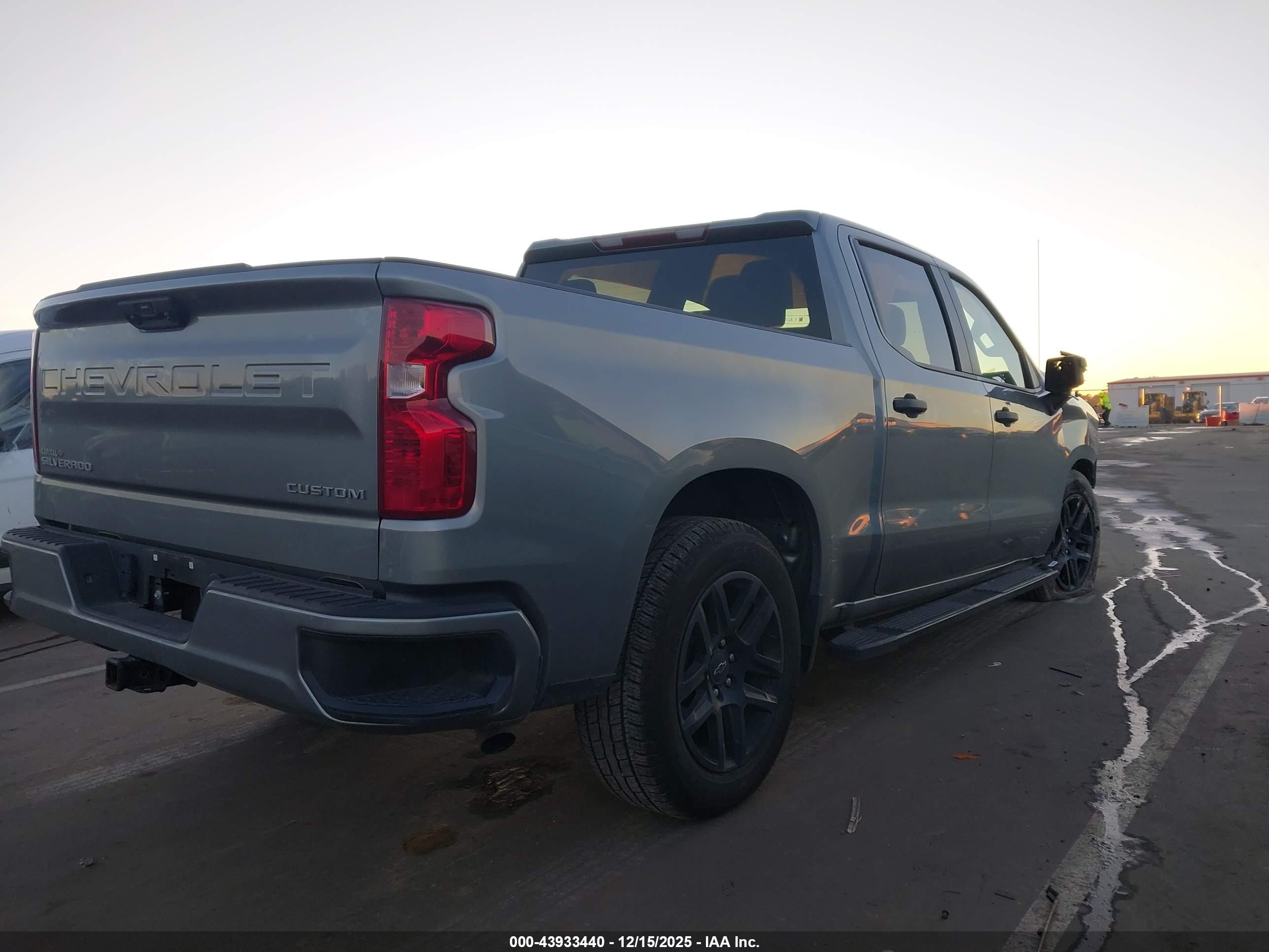 CHEVROLET SILVERADO image 4