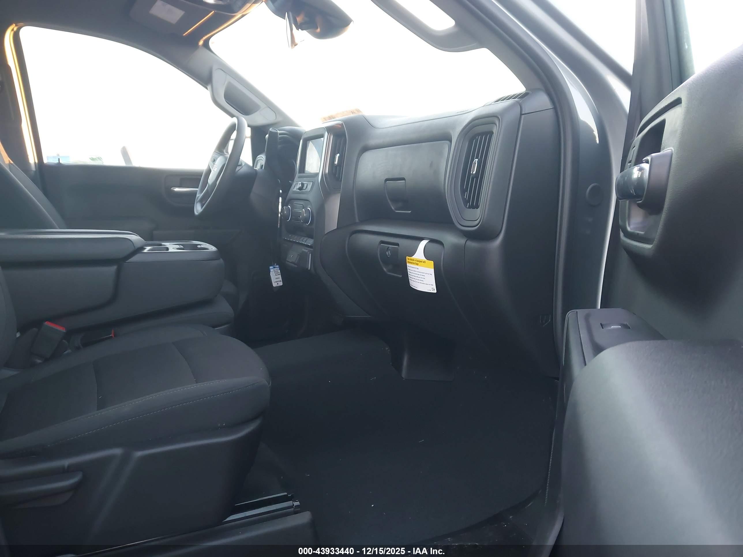 CHEVROLET SILVERADO image 5