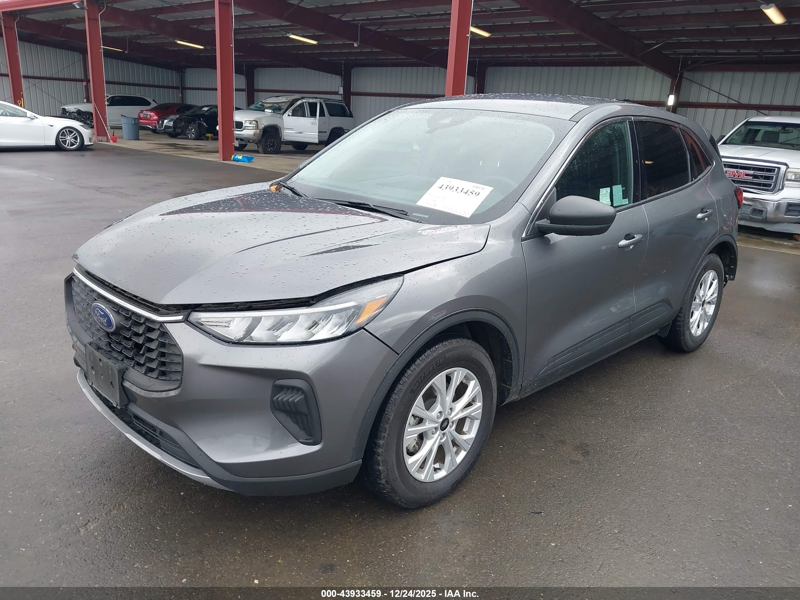 FORD ESCAPE image 2