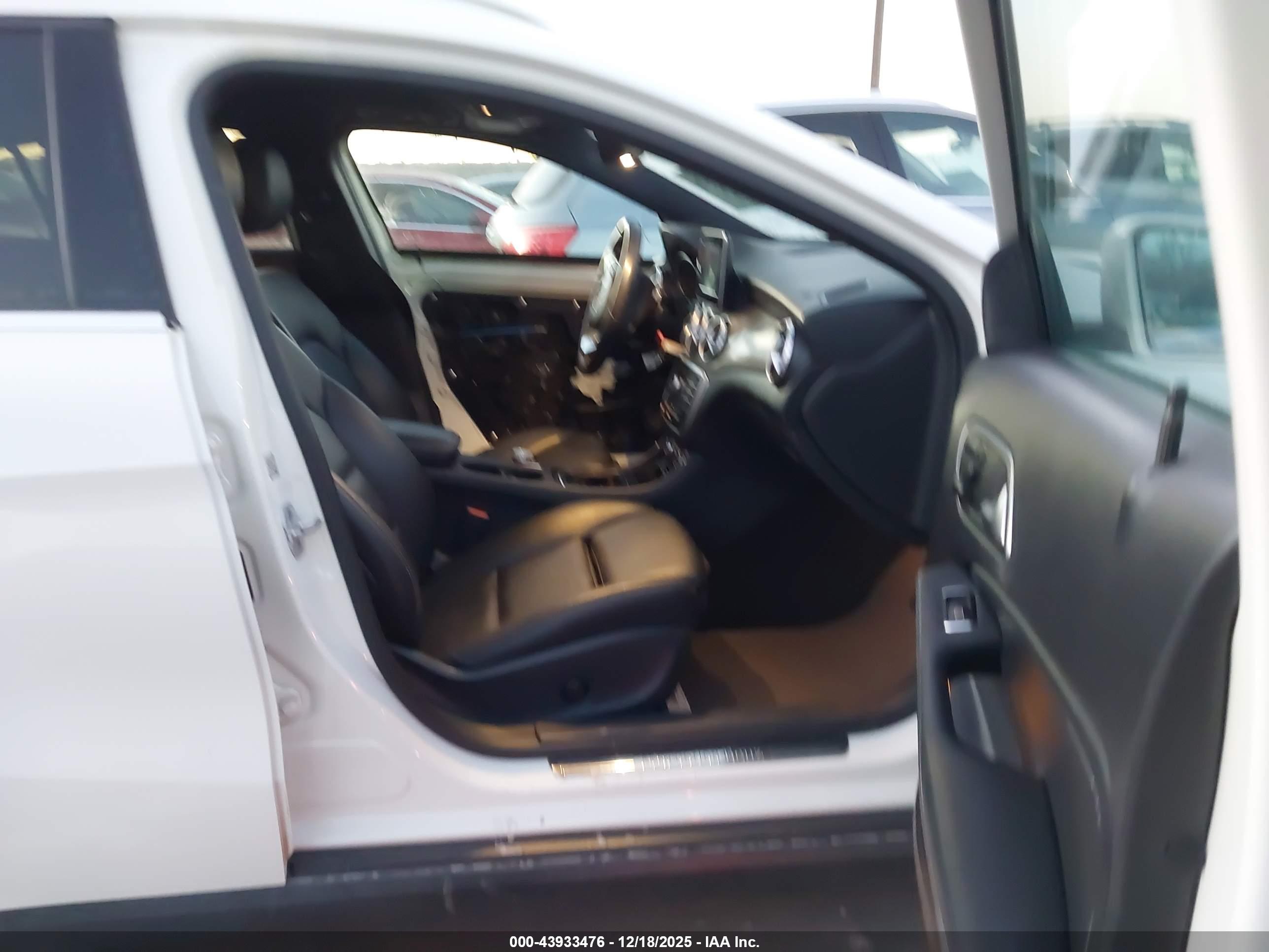 MERCEDES-BENZ GLA image 5