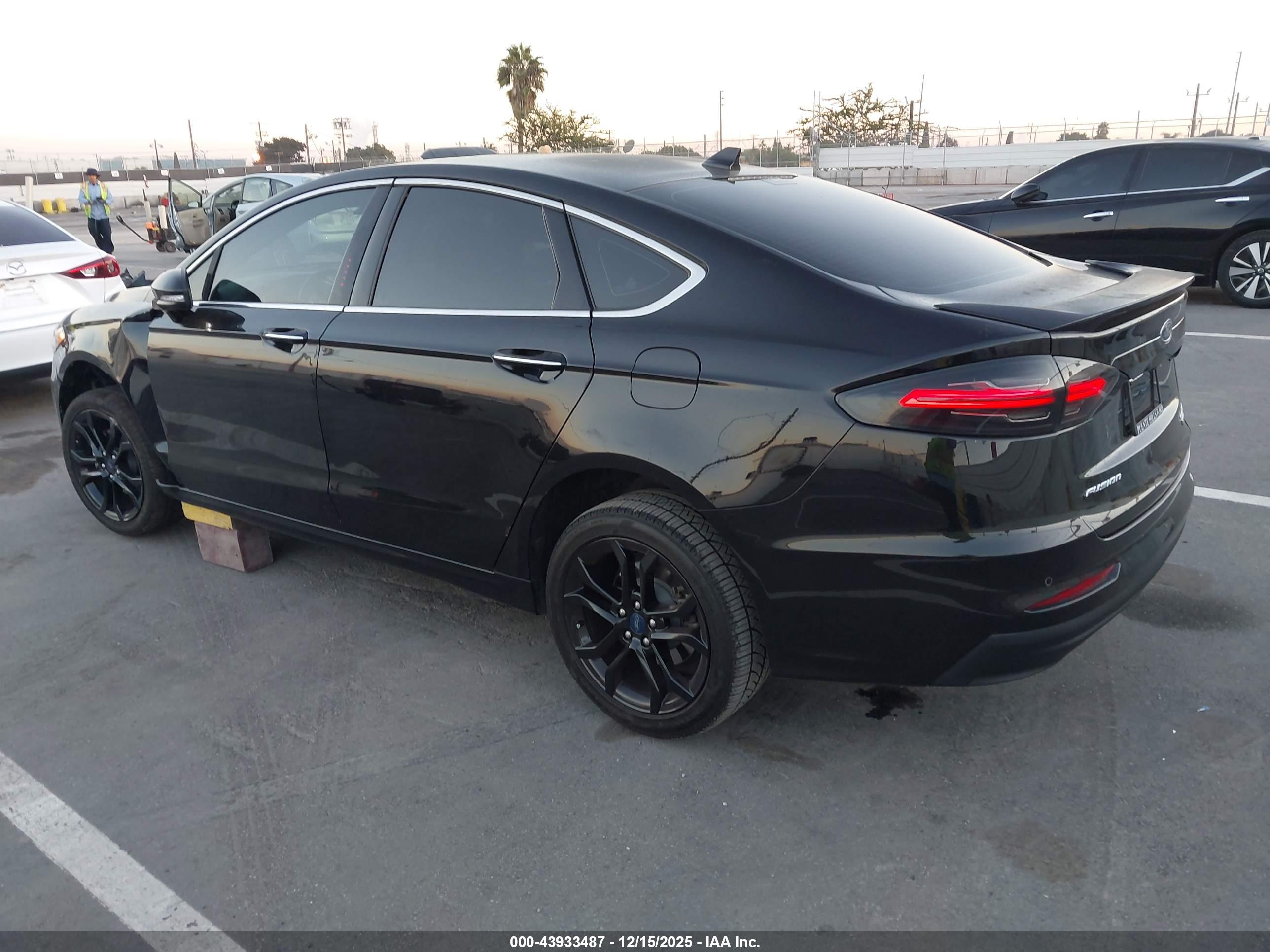FORD FUSION image 3