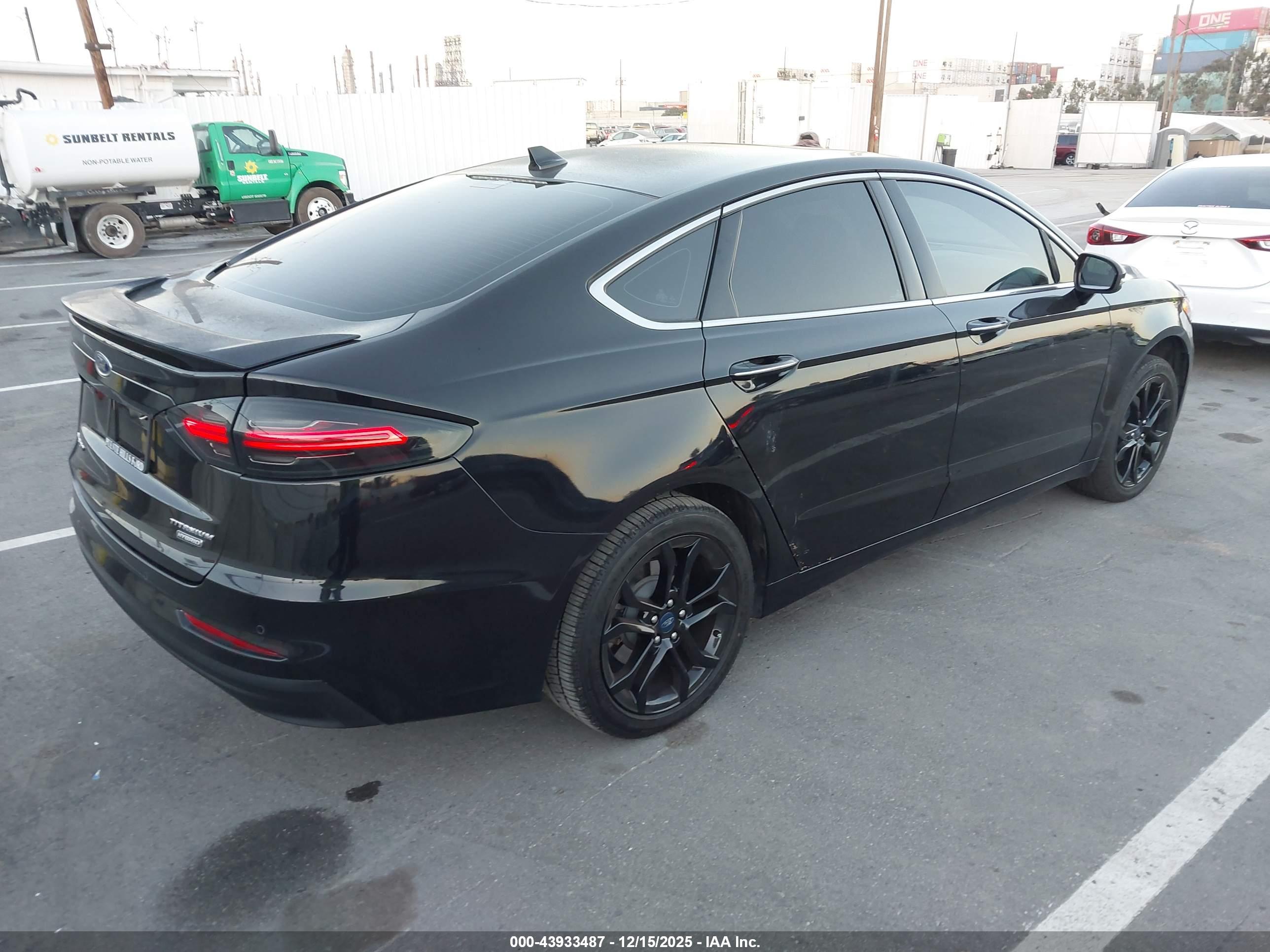FORD FUSION image 4
