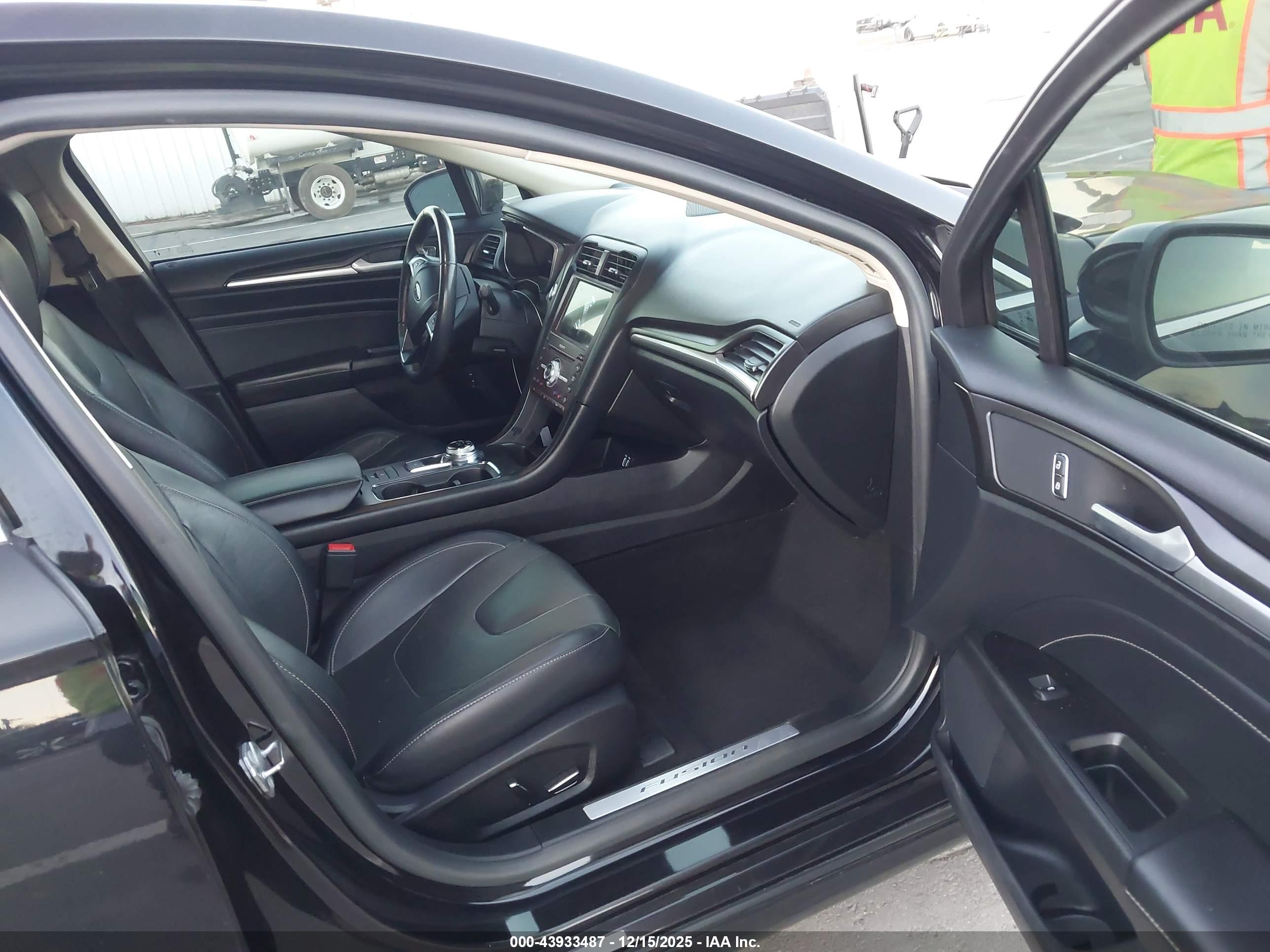 FORD FUSION image 5