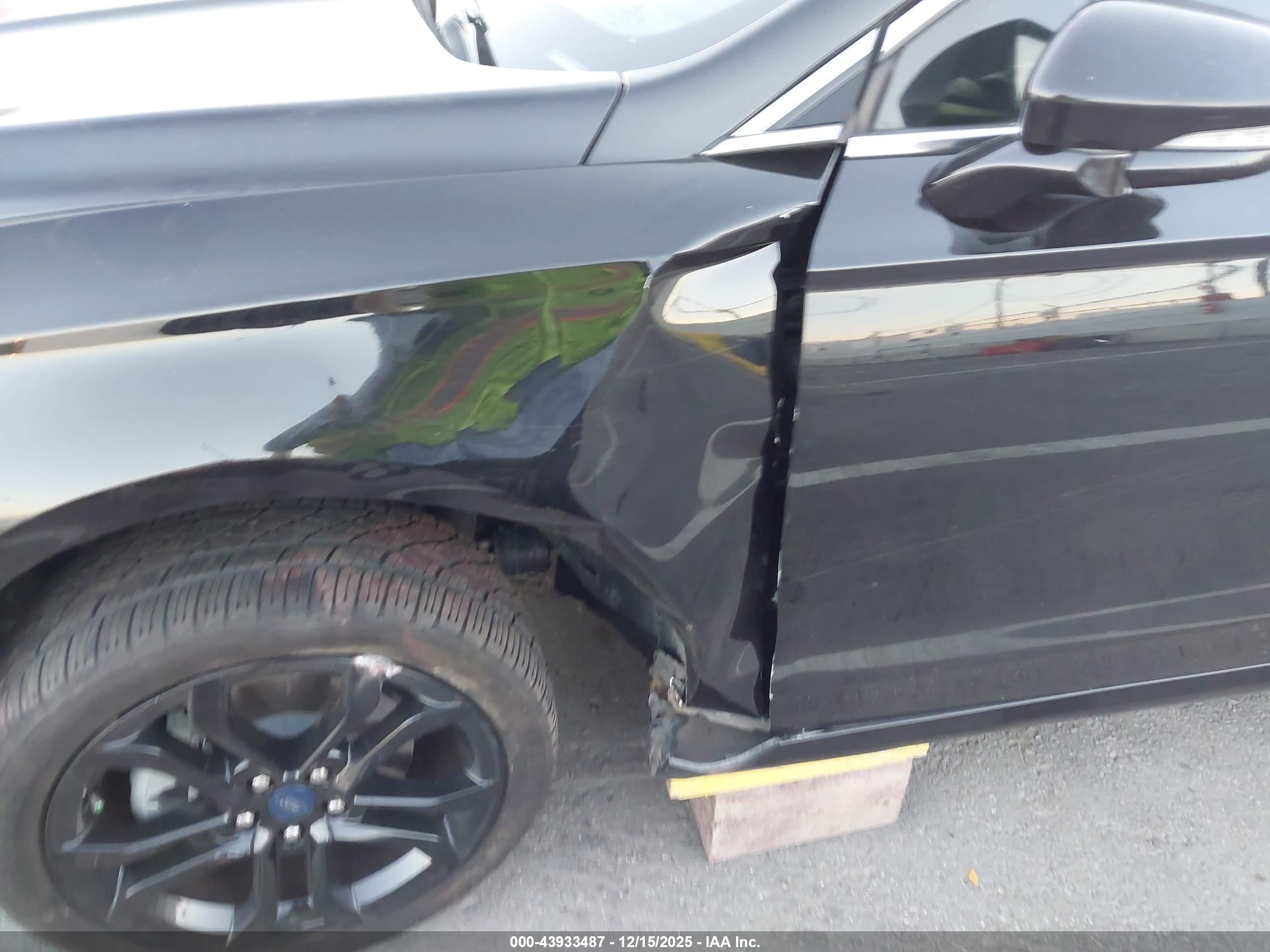 FORD FUSION image 6