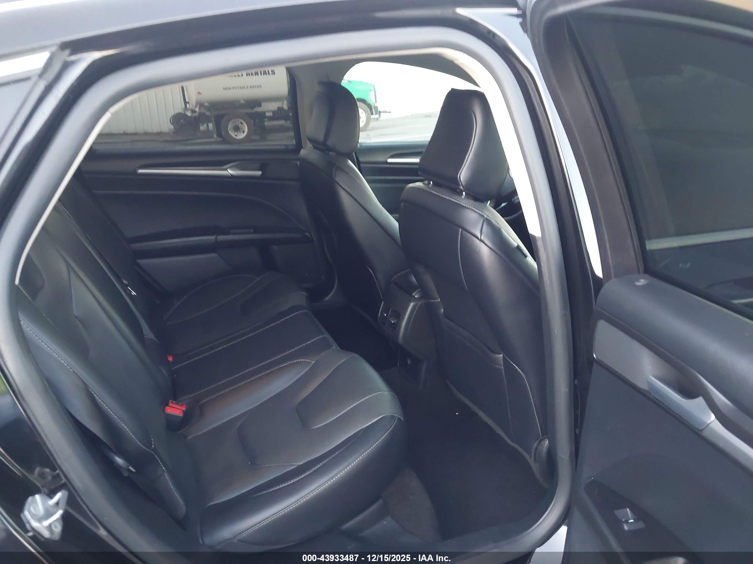 FORD FUSION image 8