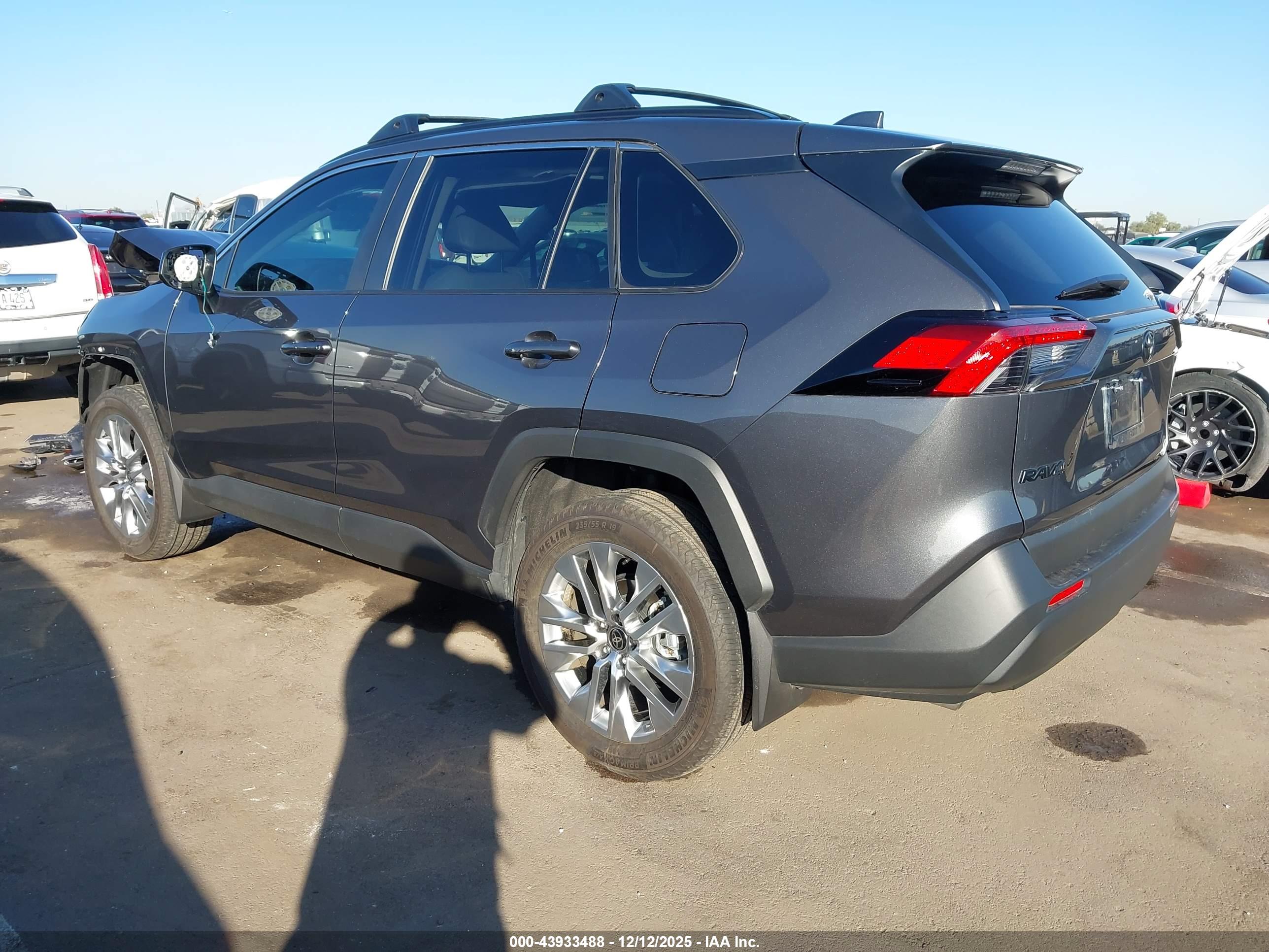 TOYOTA RAV4 image 3