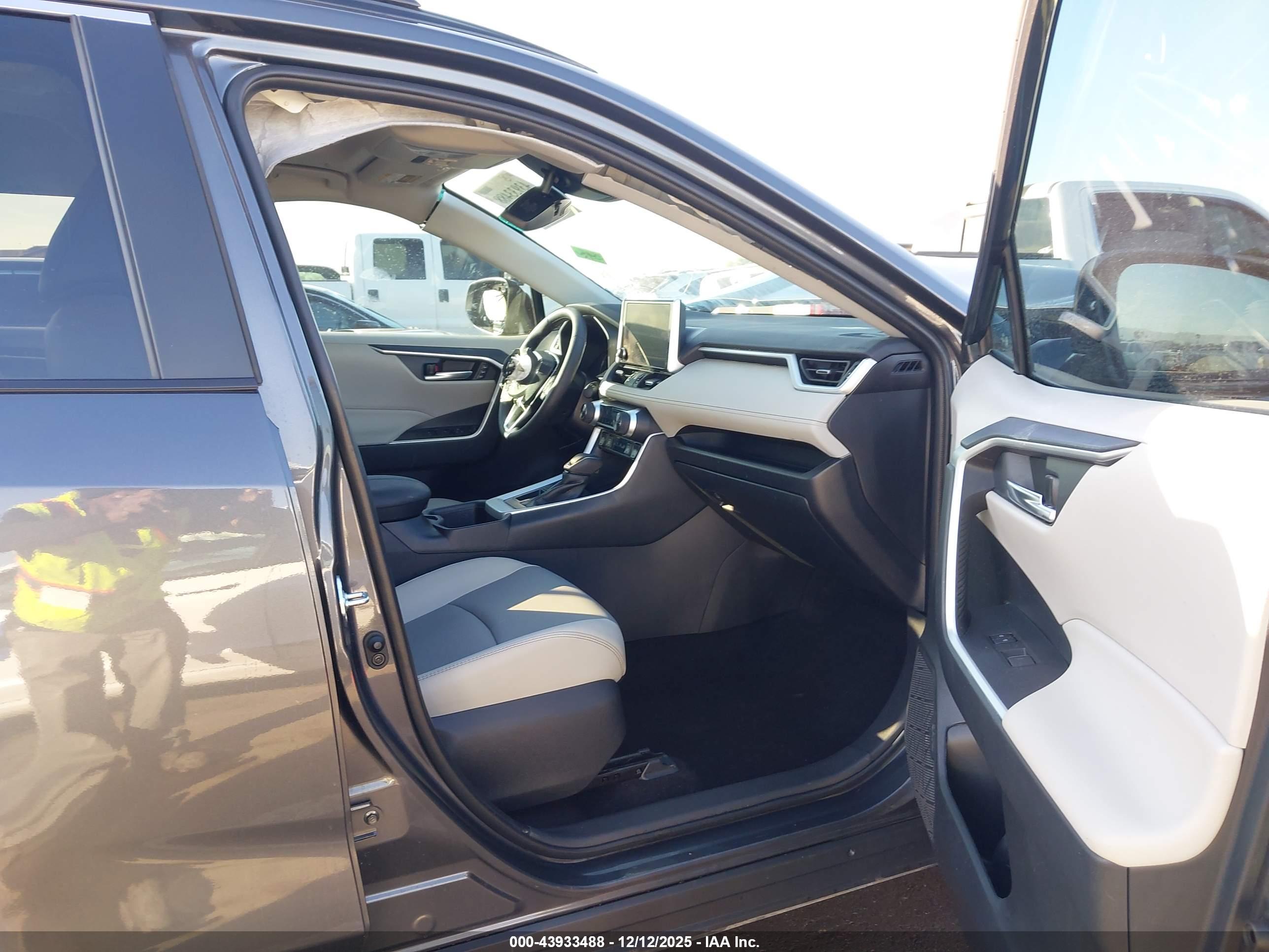 TOYOTA RAV4 image 5