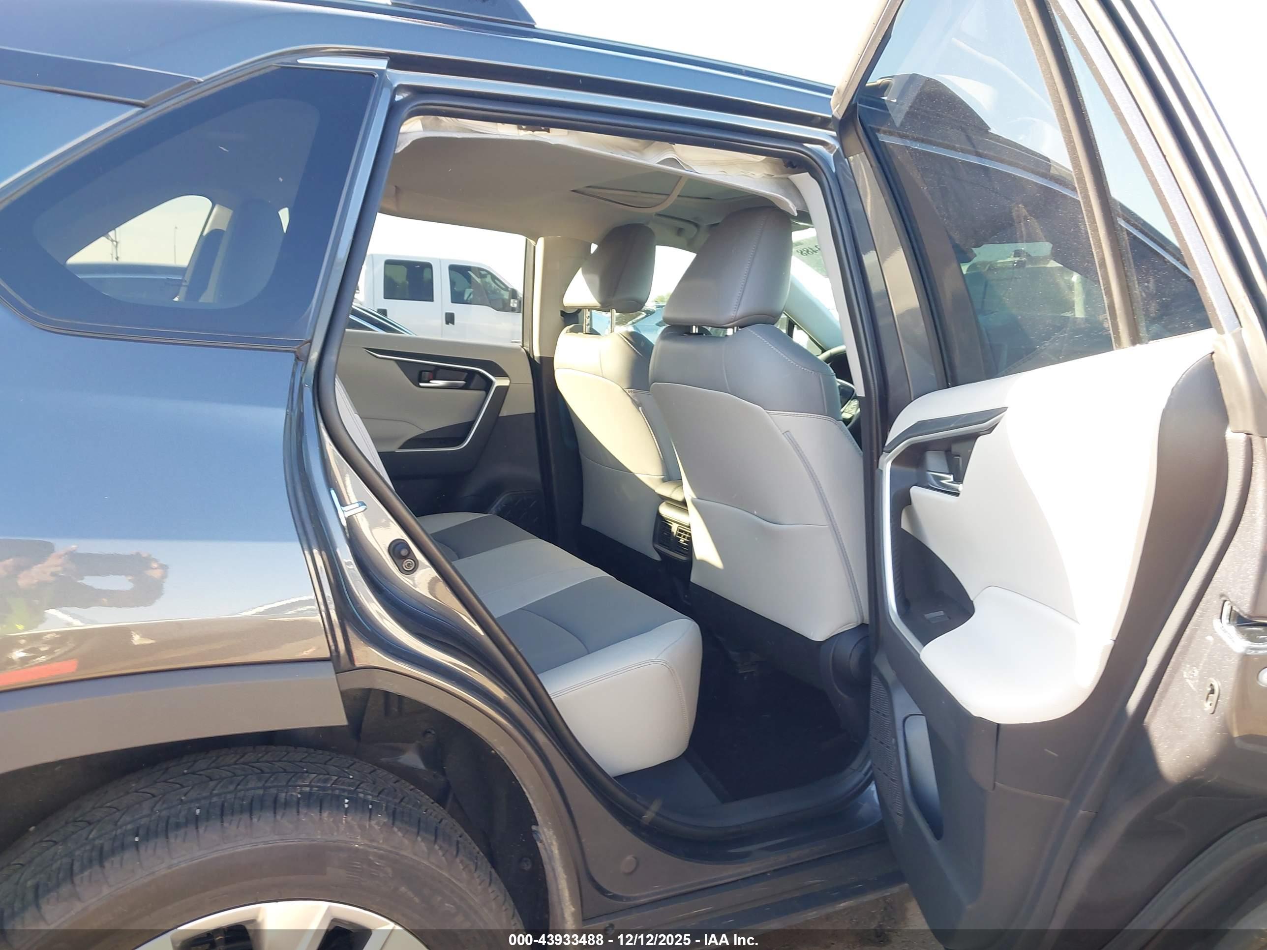 TOYOTA RAV4 image 8