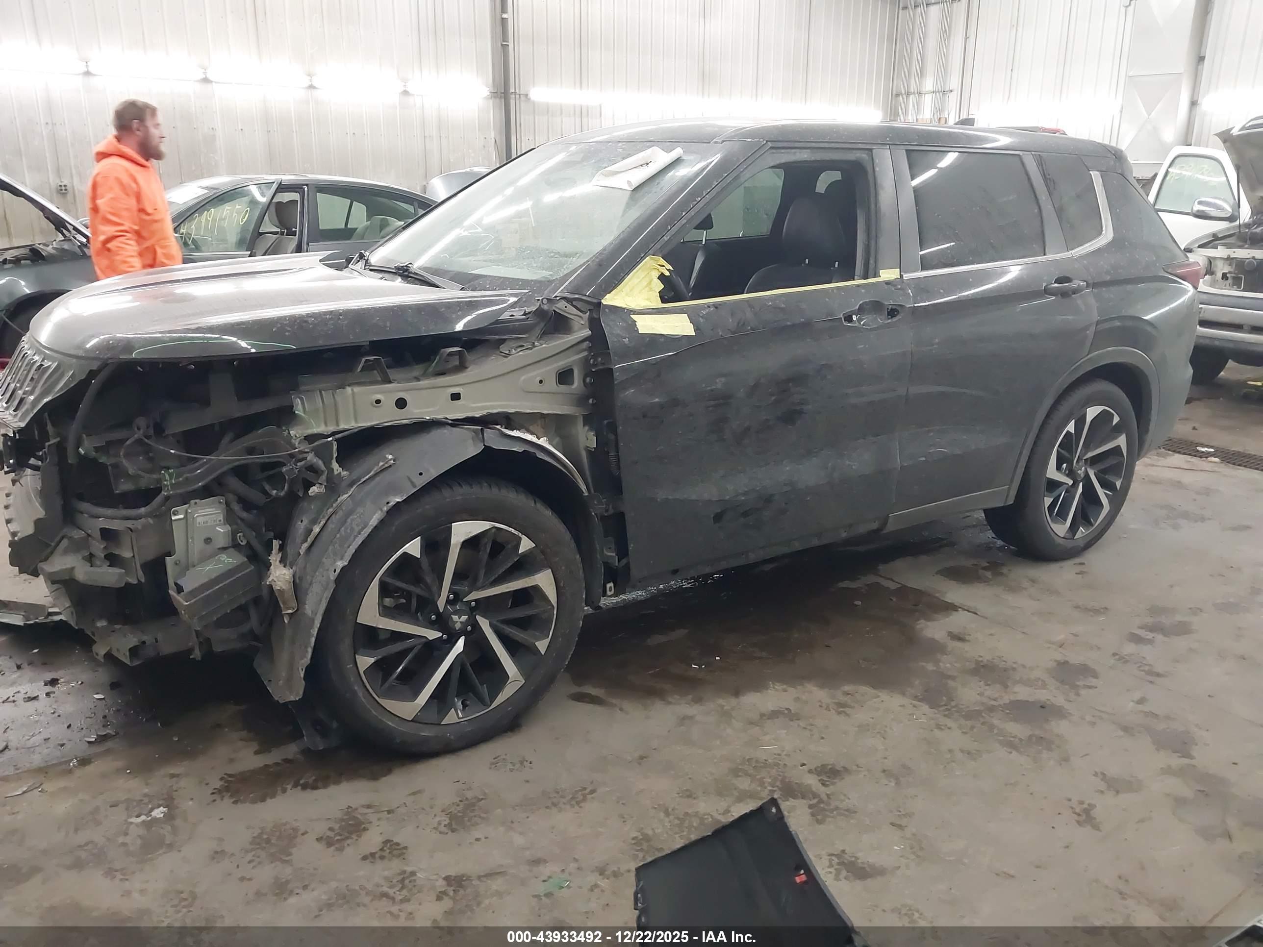 MITSUBISHI OUTLANDER image 2