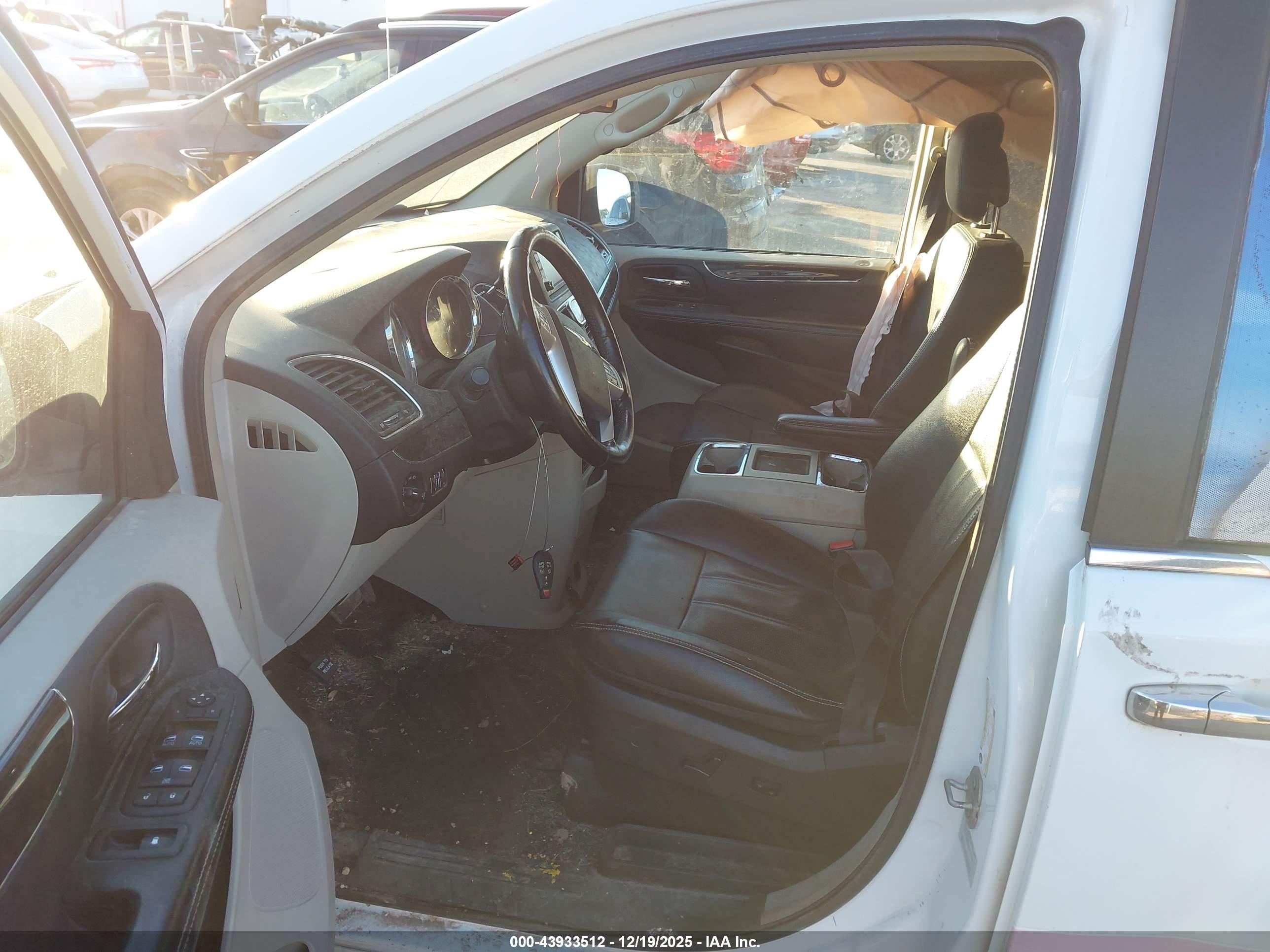 CHRYSLER TOWN image 5