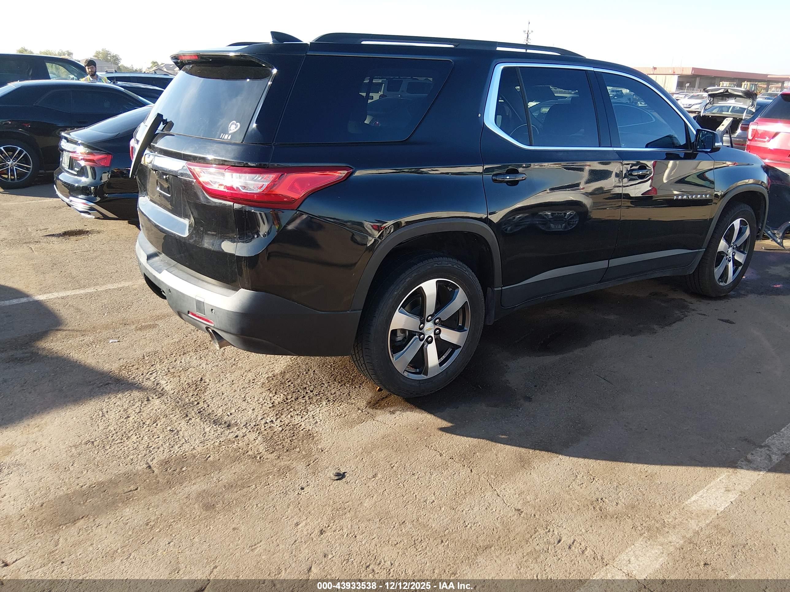 CHEVROLET TRAVERSE image 4