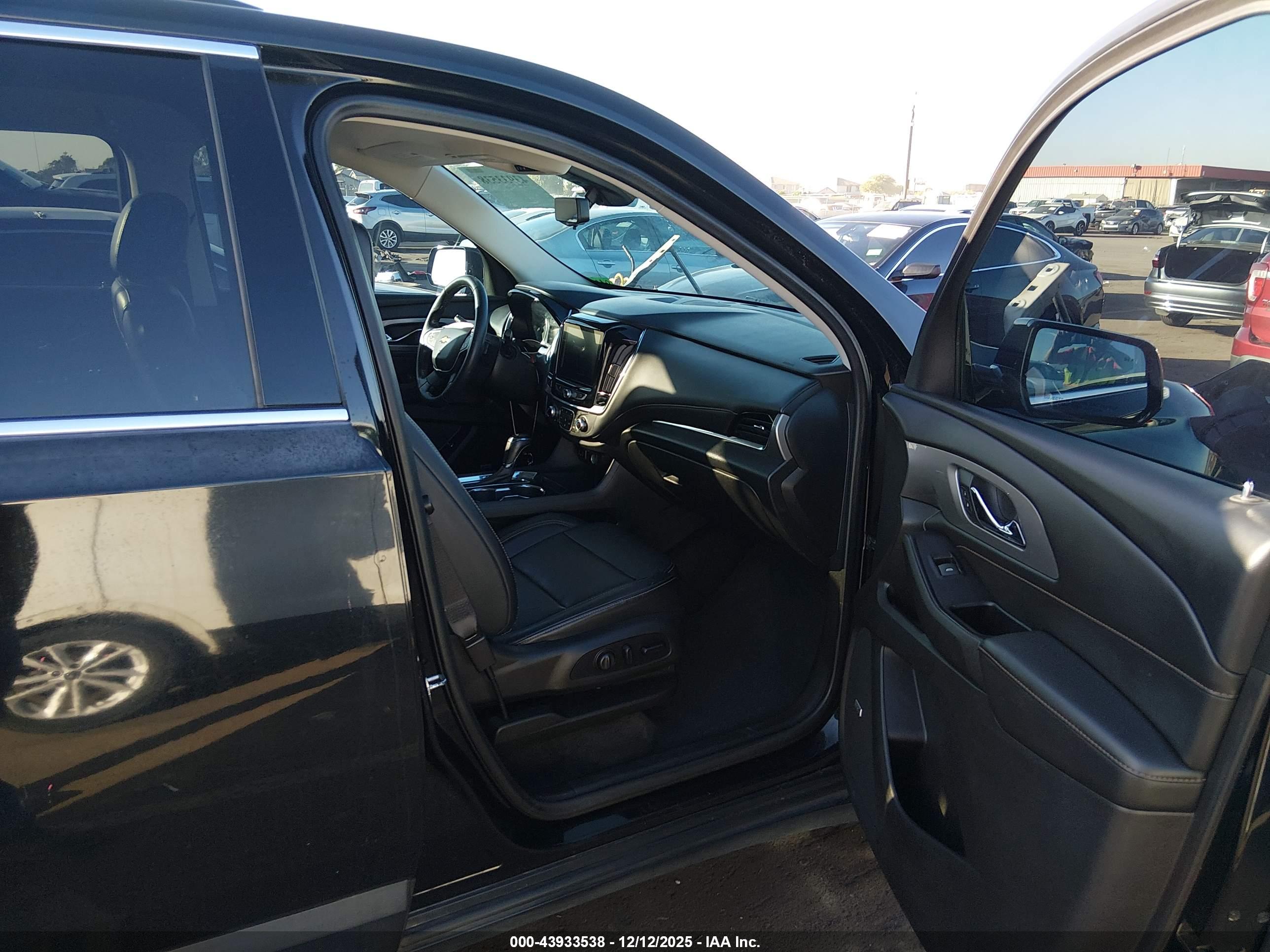 CHEVROLET TRAVERSE image 5