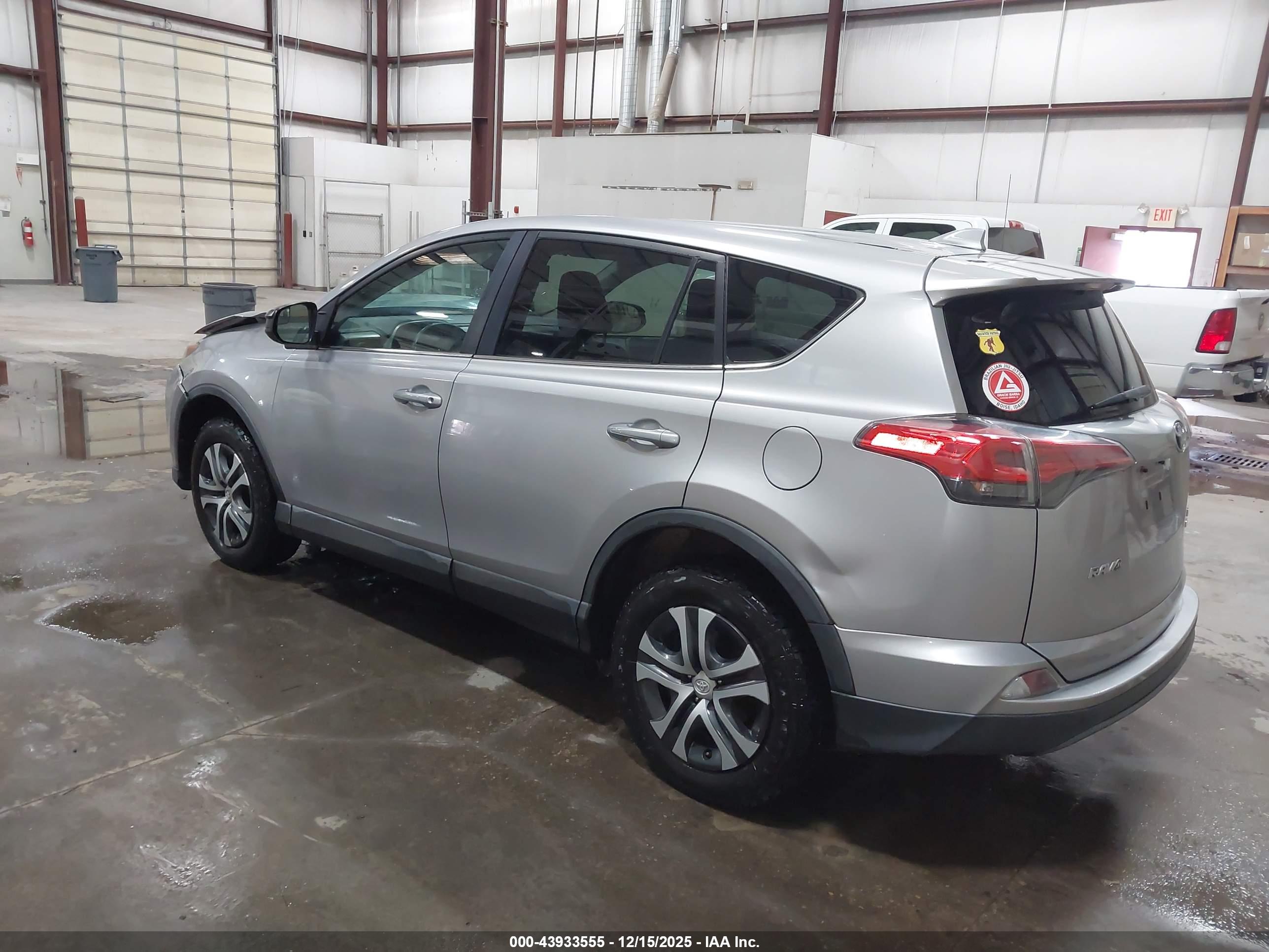 TOYOTA RAV4 image 3