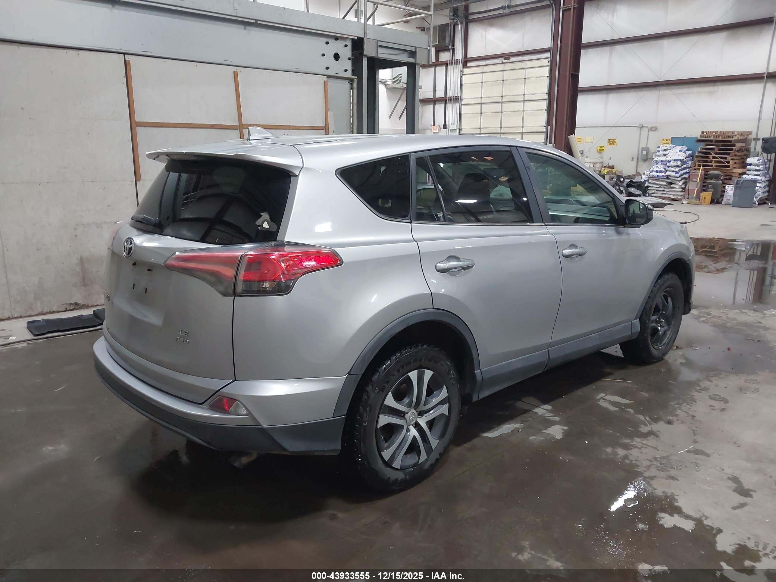 TOYOTA RAV4 image 4