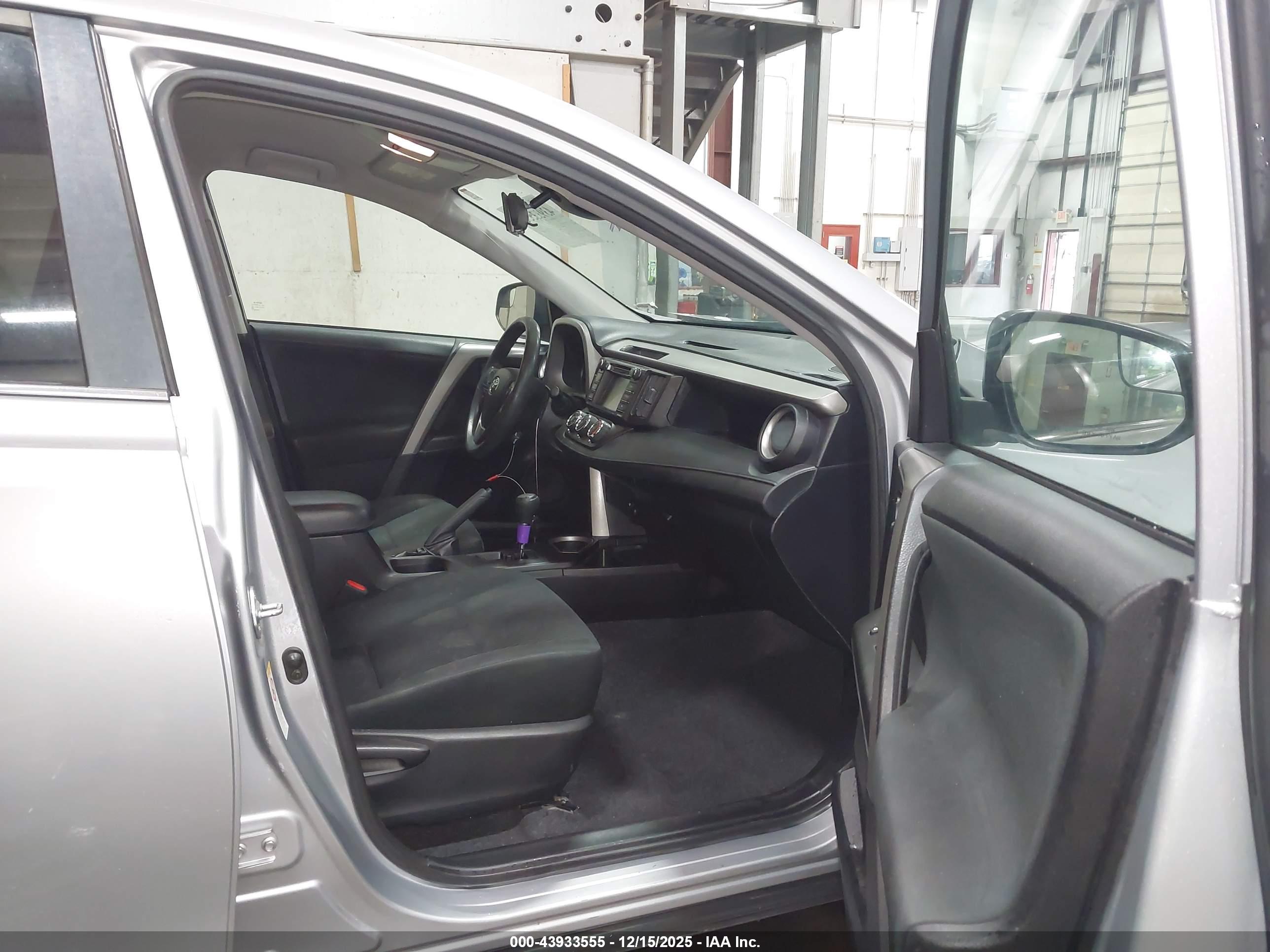 TOYOTA RAV4 image 5