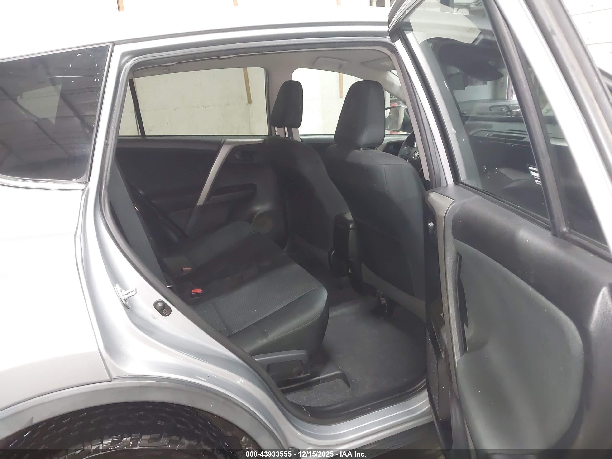 TOYOTA RAV4 image 8
