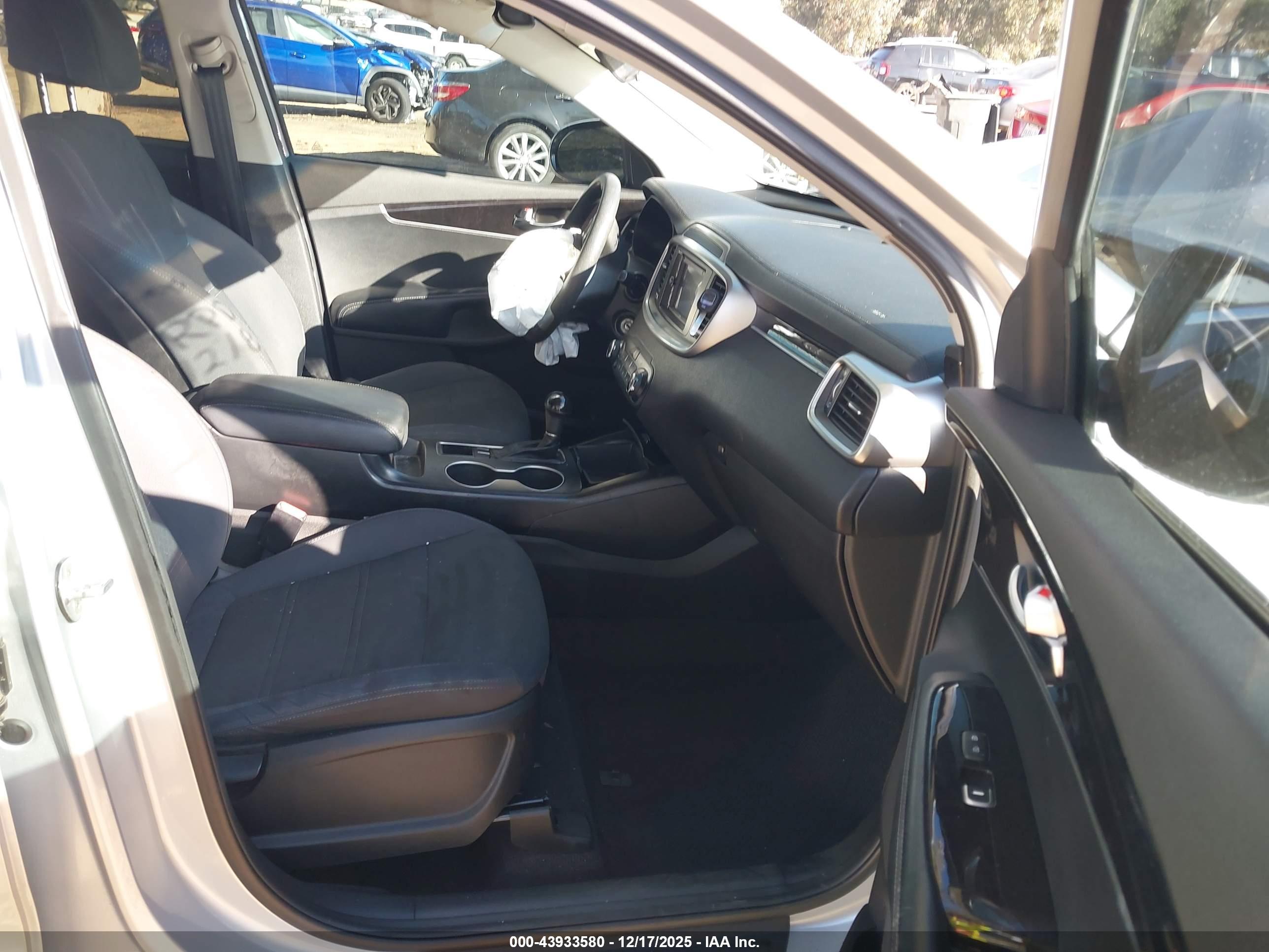 KIA SORENTO image 5