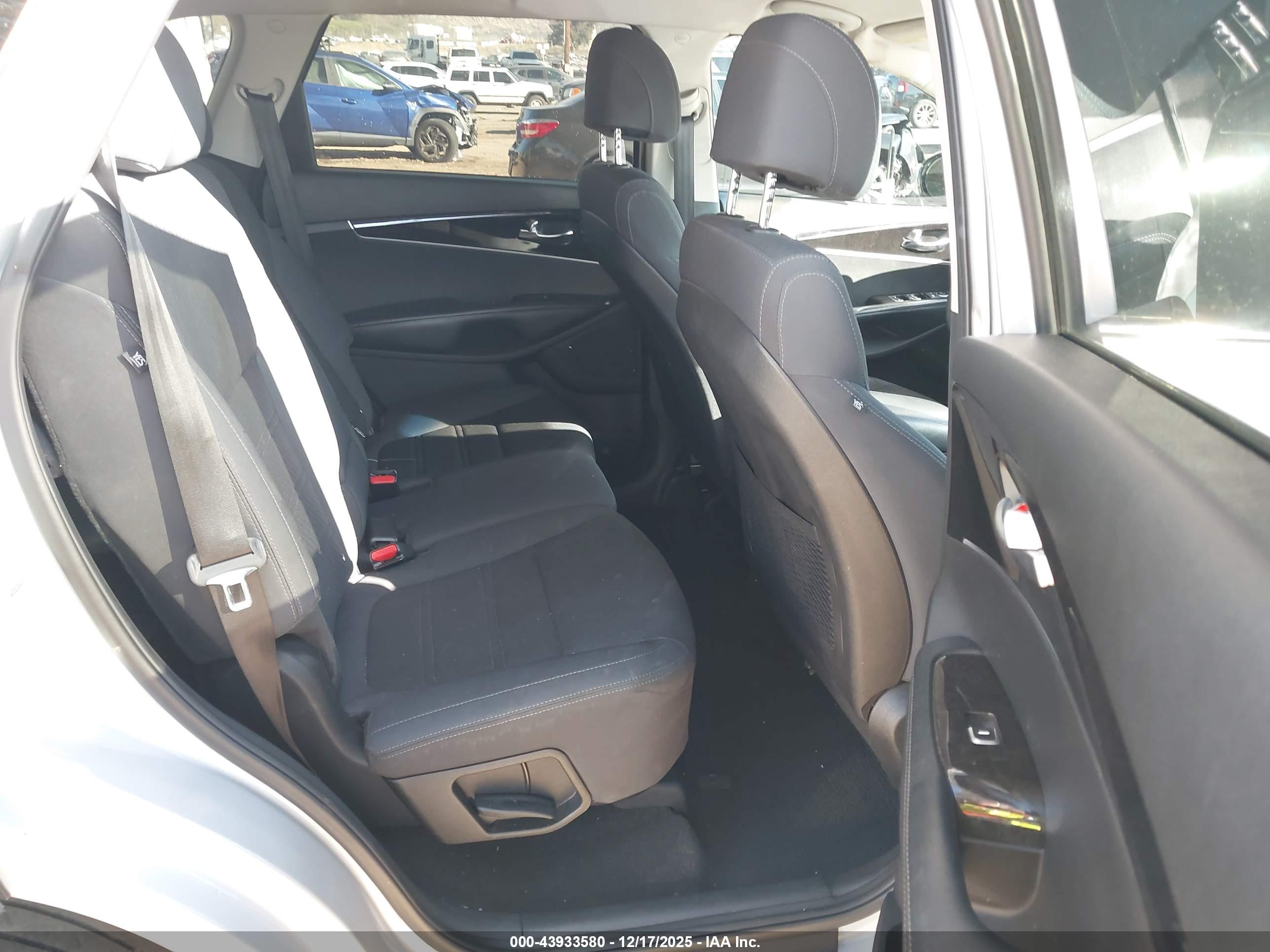 KIA SORENTO image 8