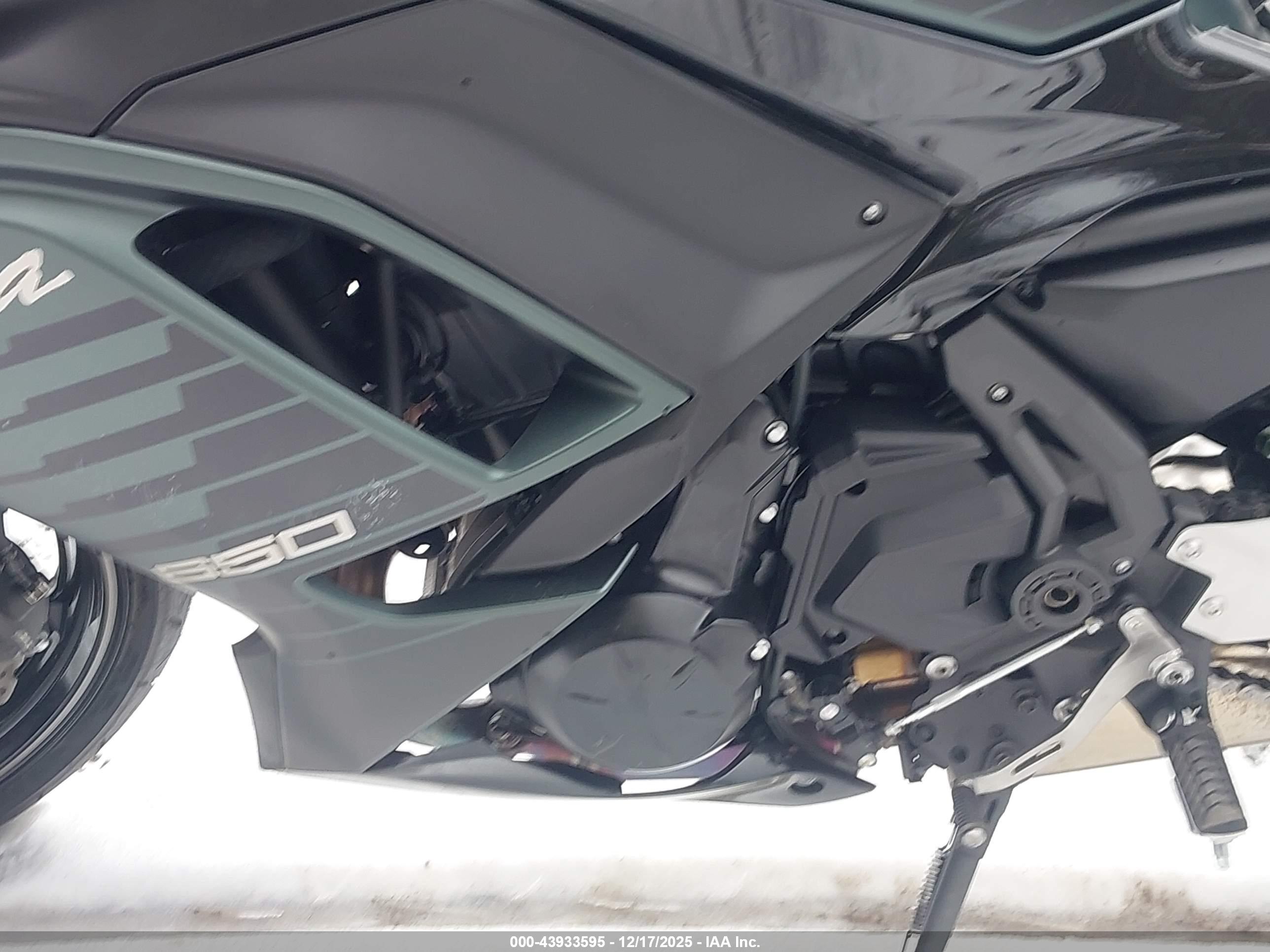 KAWASAKI EX650 image 9