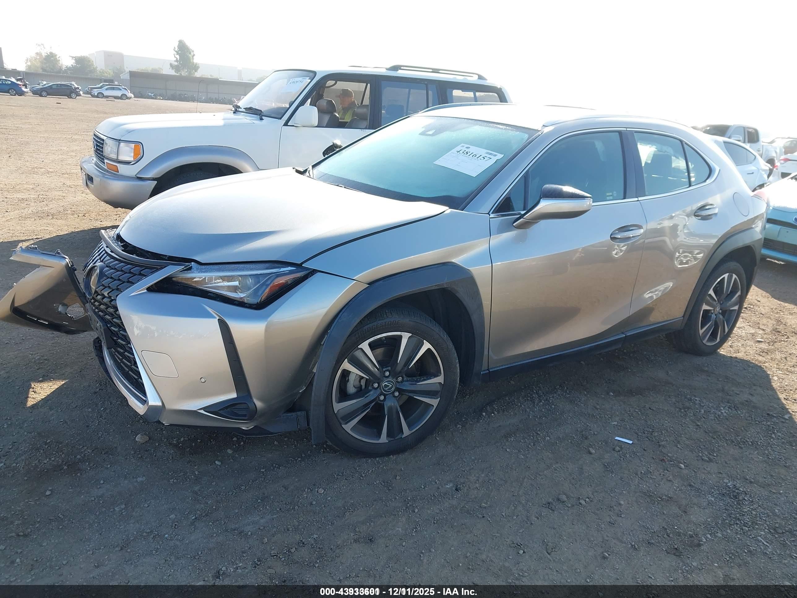 LEXUS UX image 2