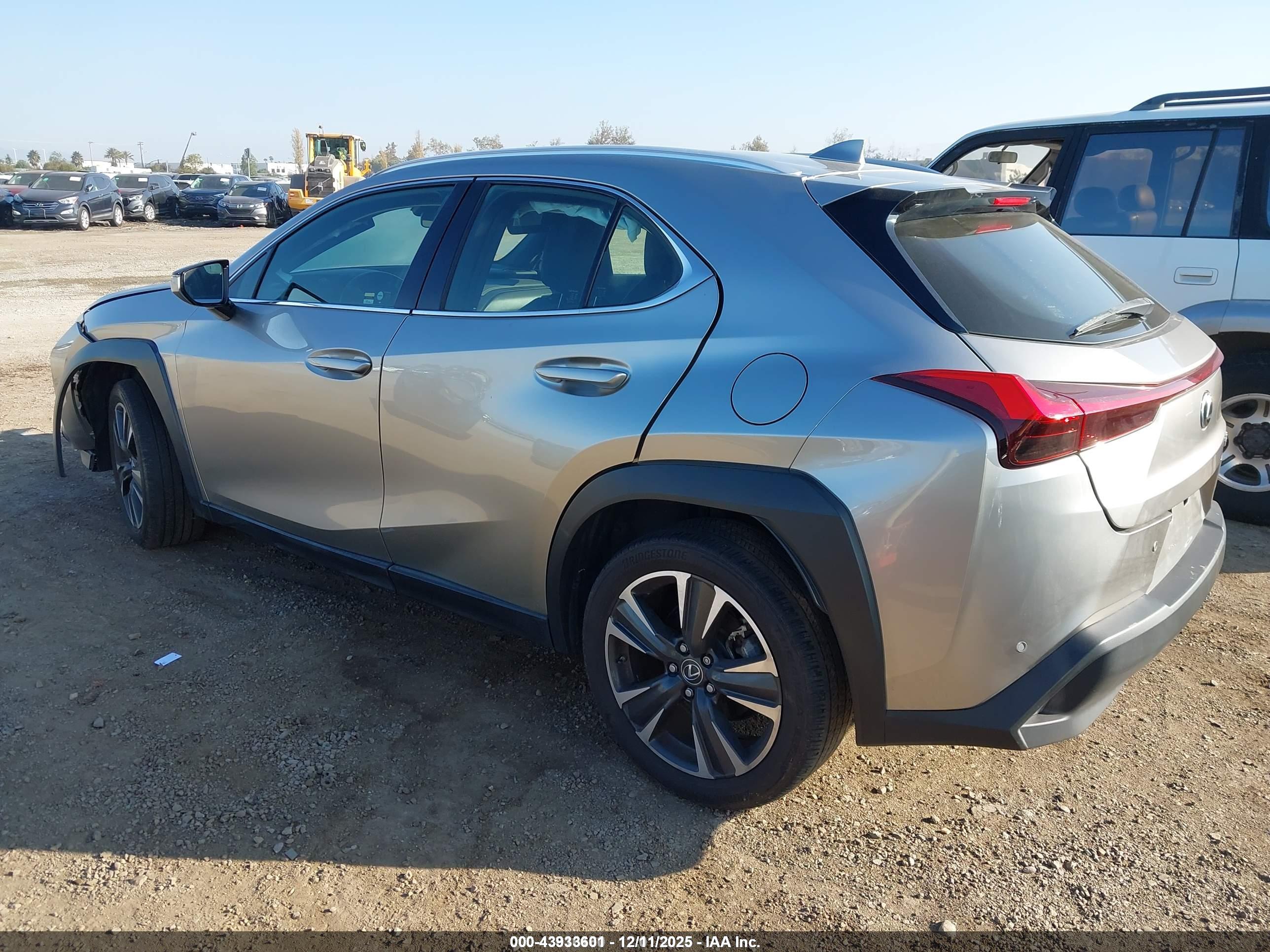 LEXUS UX image 3