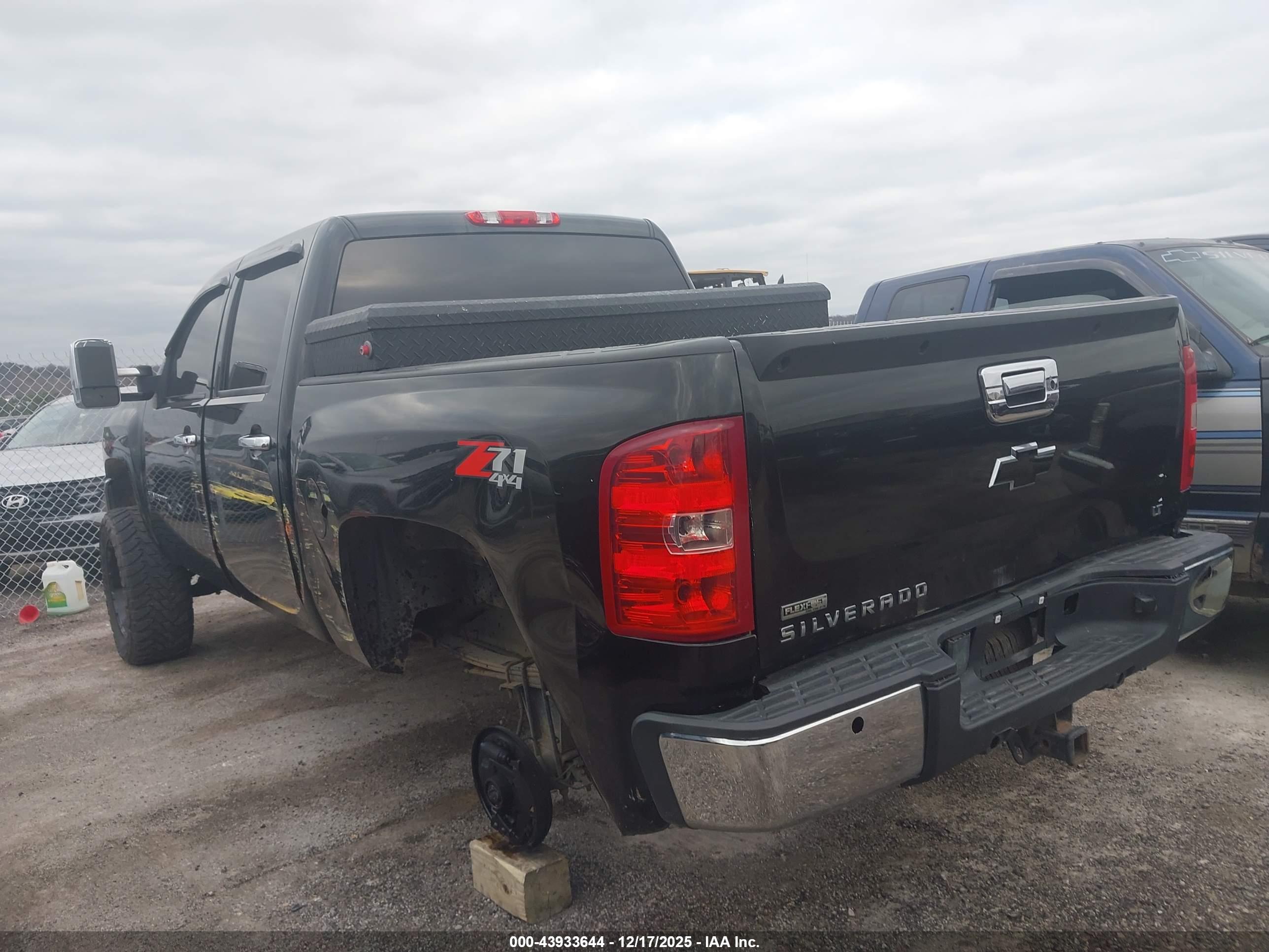 CHEVROLET SILVERADO image 3