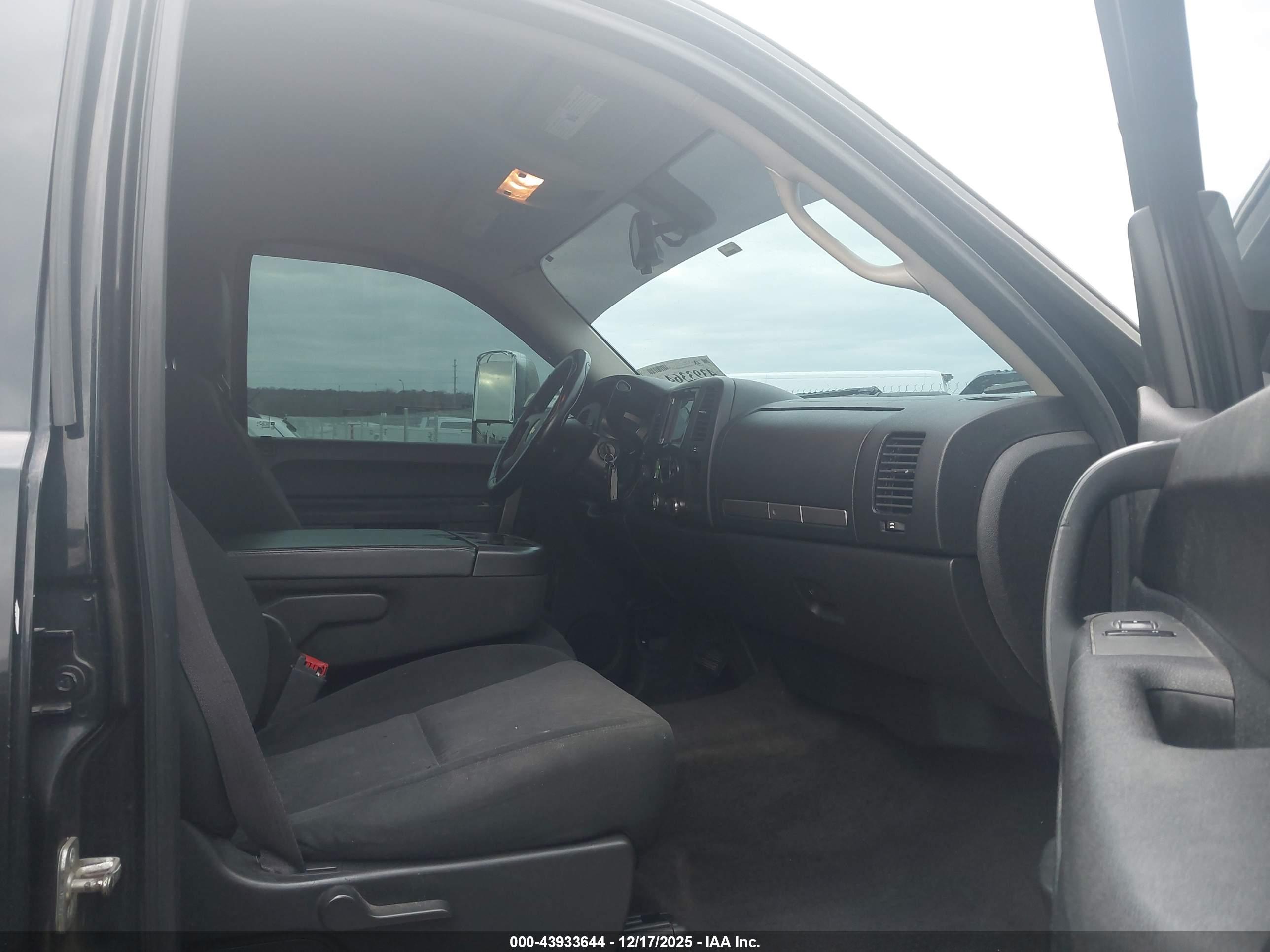 CHEVROLET SILVERADO image 5