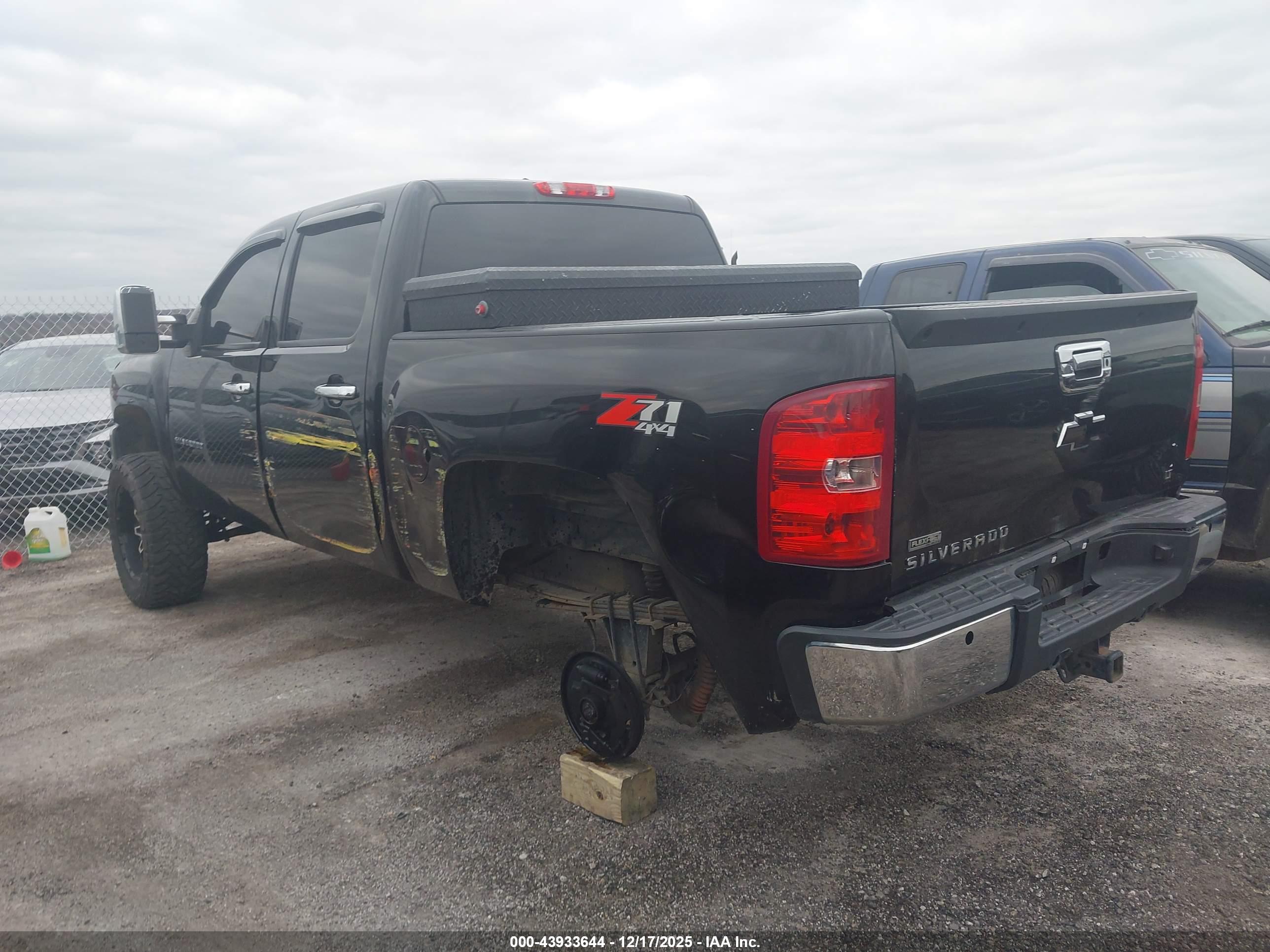 CHEVROLET SILVERADO image 6