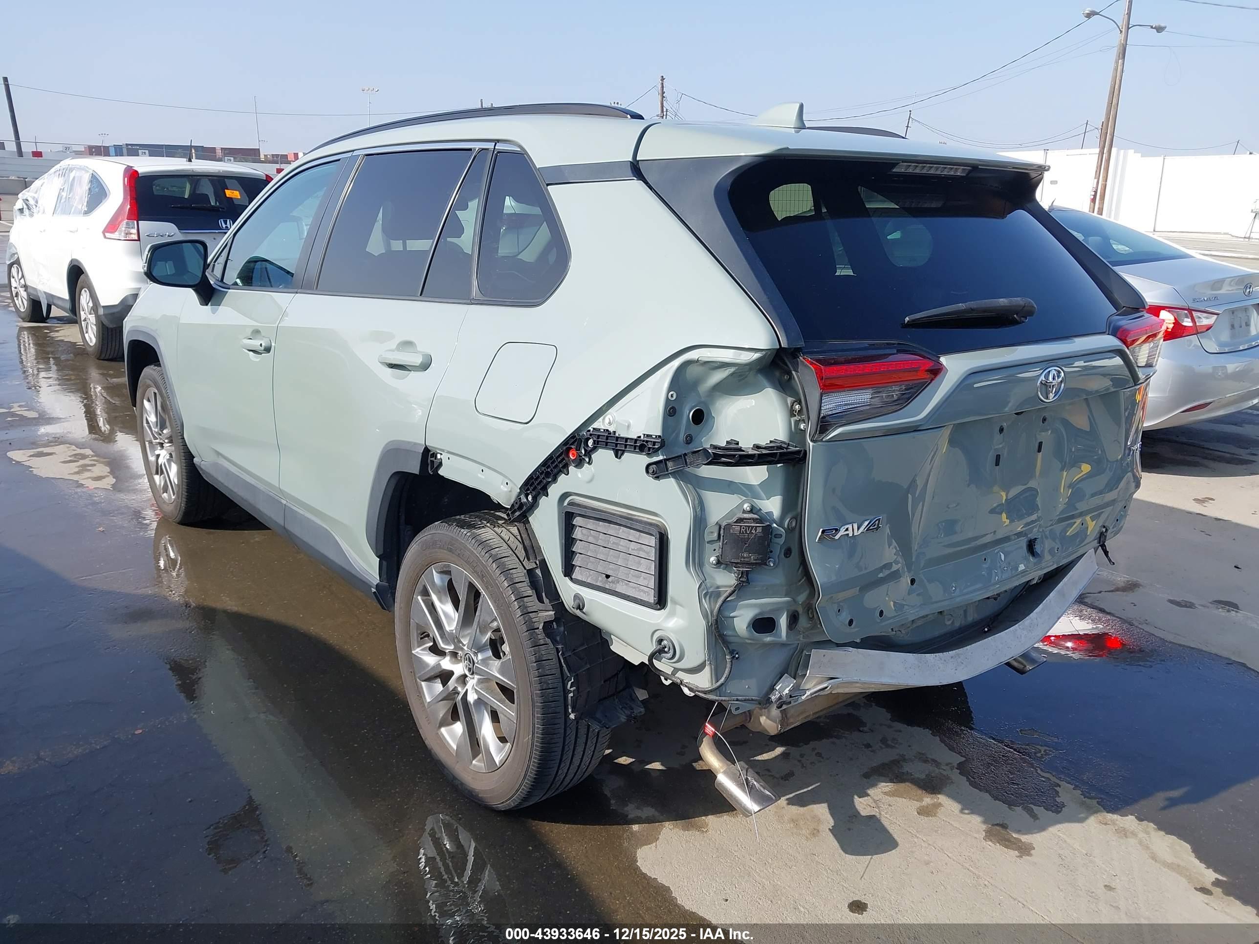 TOYOTA RAV4 image 3