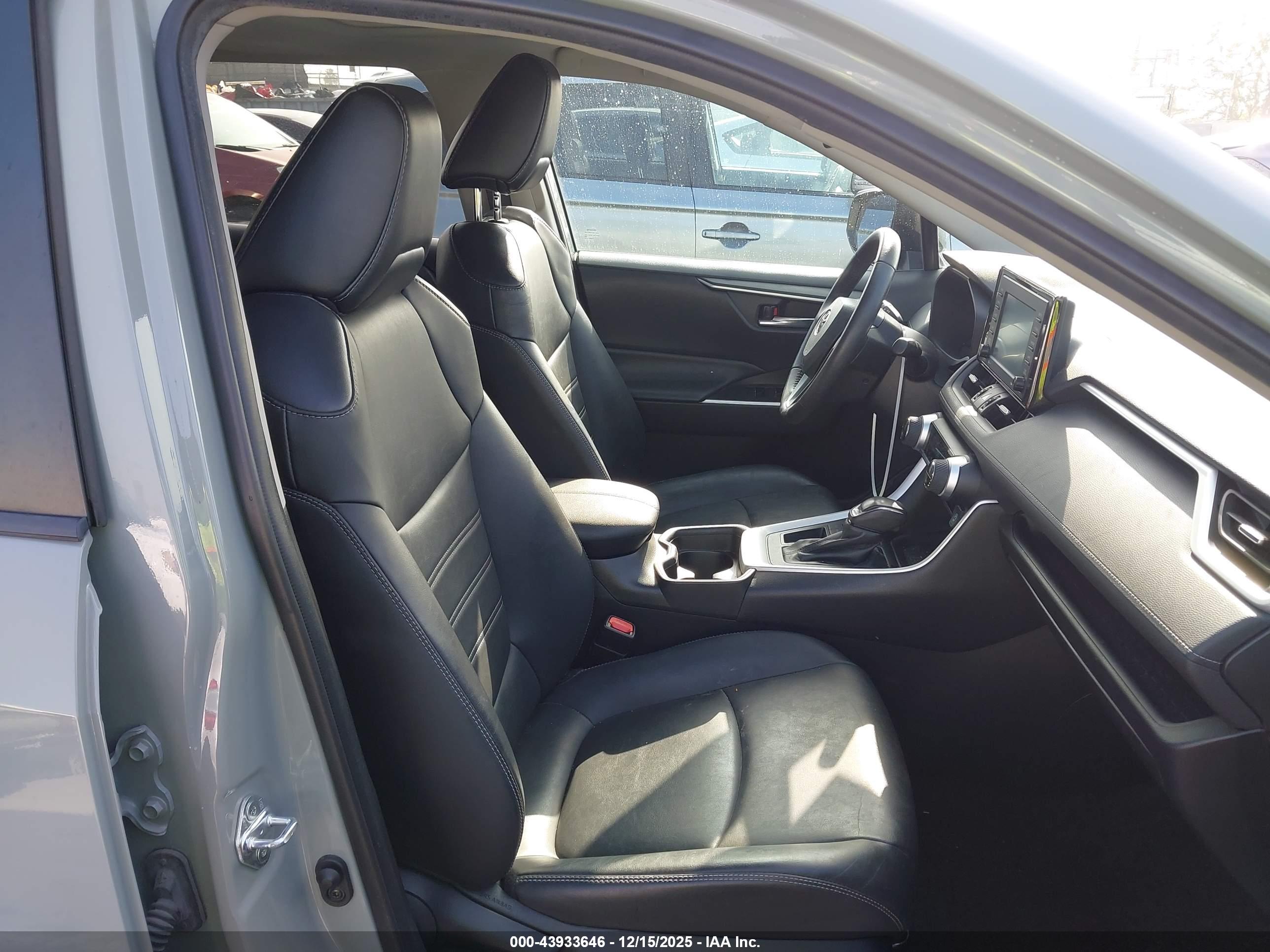 TOYOTA RAV4 image 5