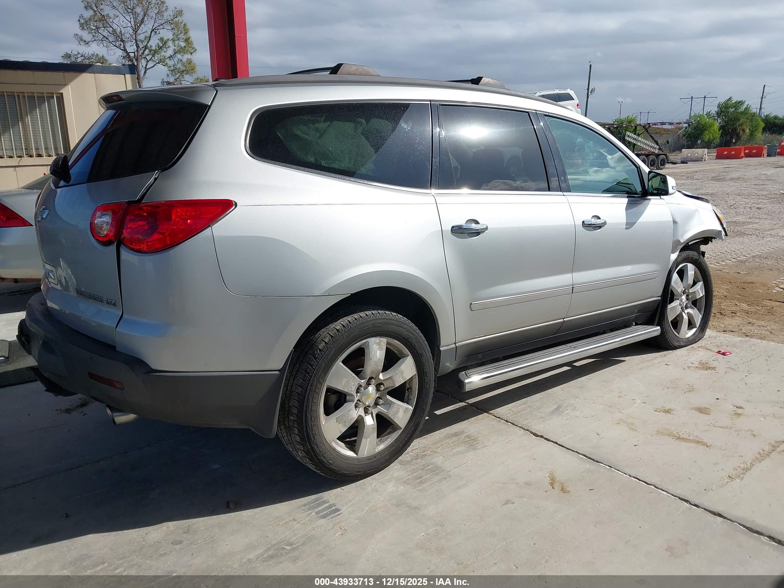 CHEVROLET TRAVERSE image 4