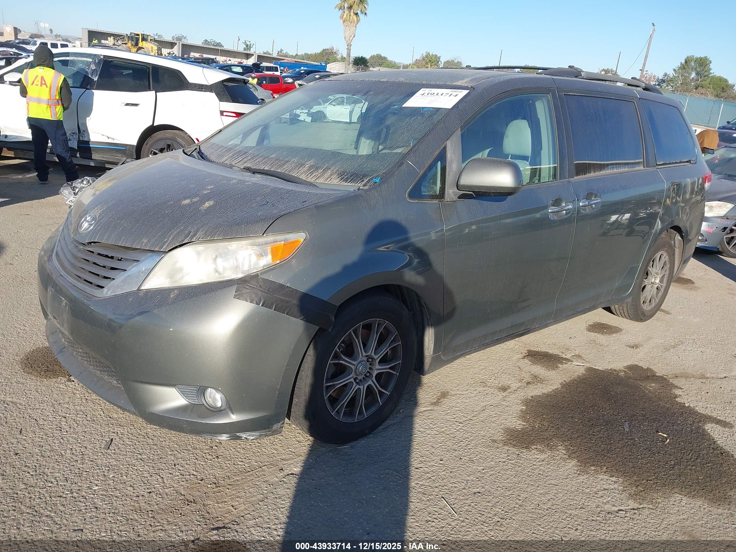 TOYOTA SIENNA image 2