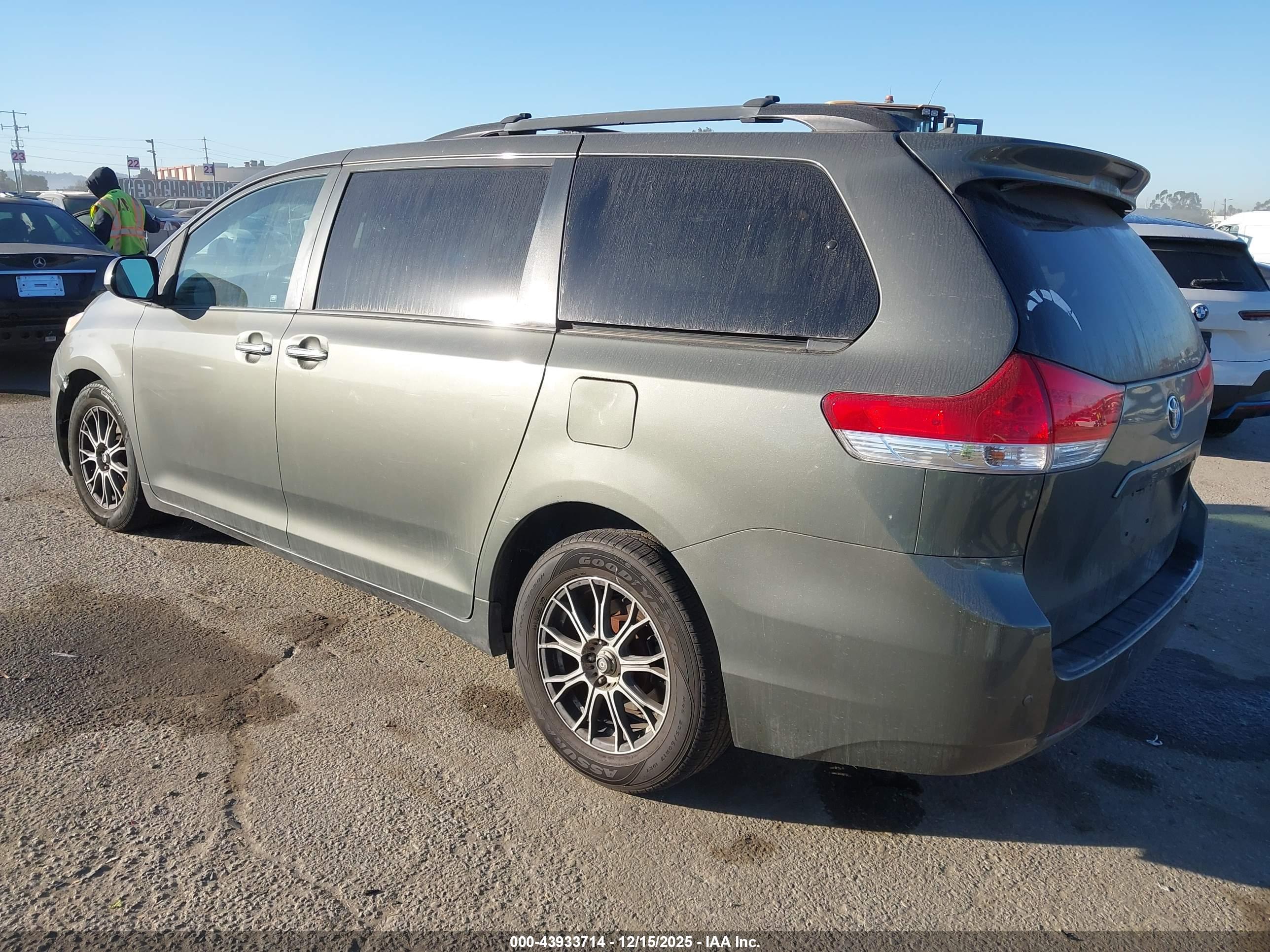 TOYOTA SIENNA image 3