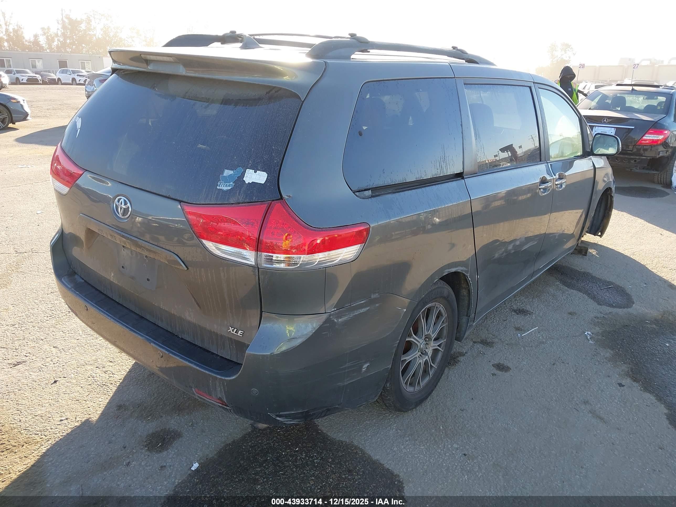 TOYOTA SIENNA image 4