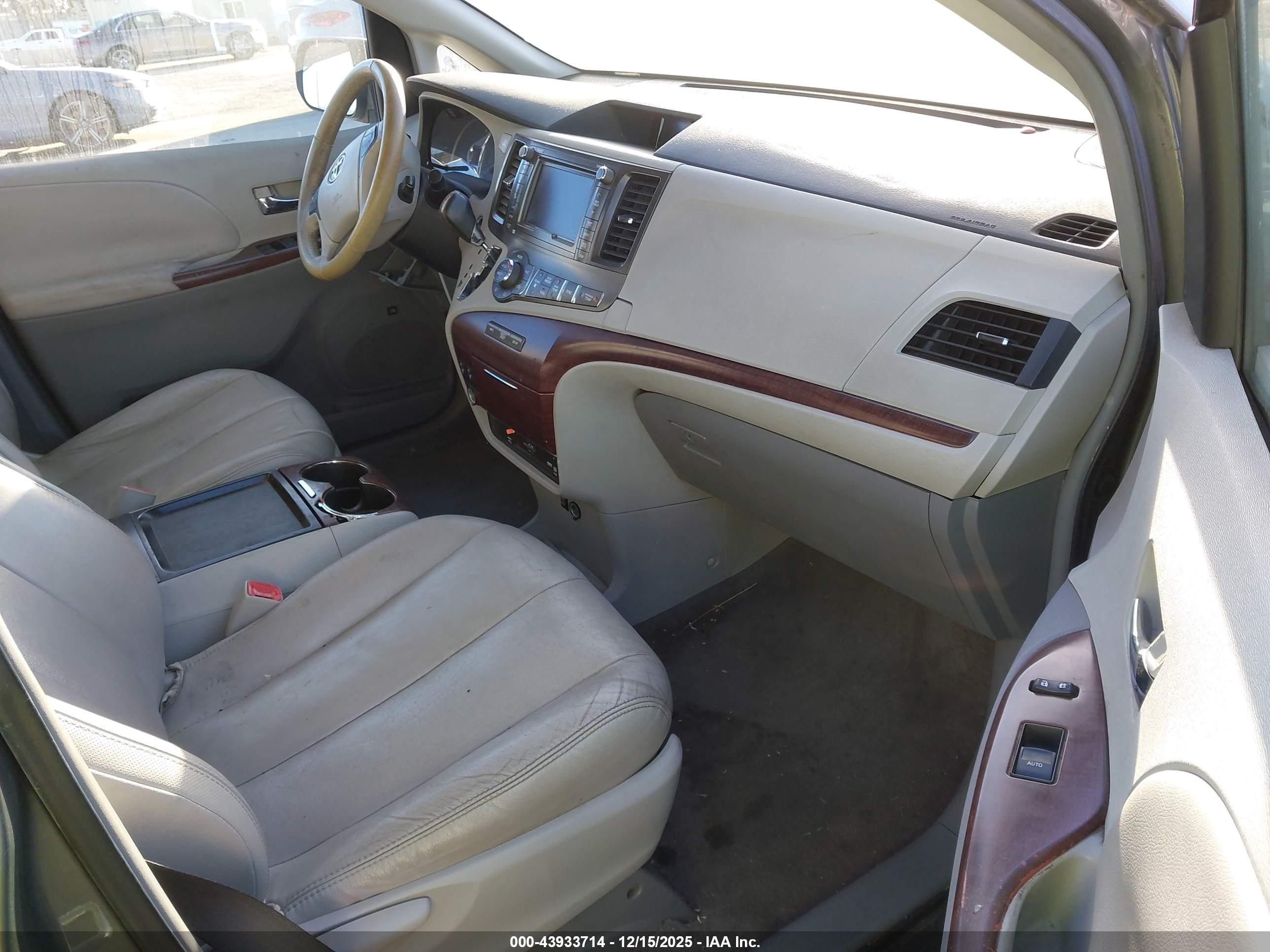 TOYOTA SIENNA image 5