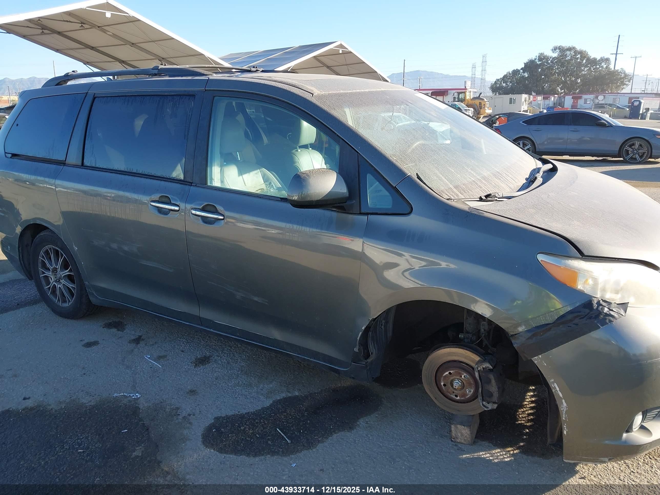 TOYOTA SIENNA image 6