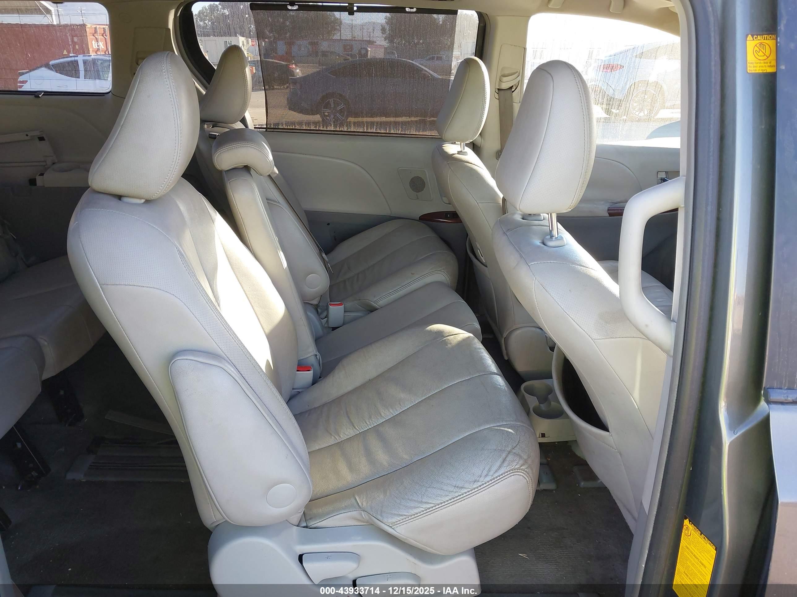 TOYOTA SIENNA image 8