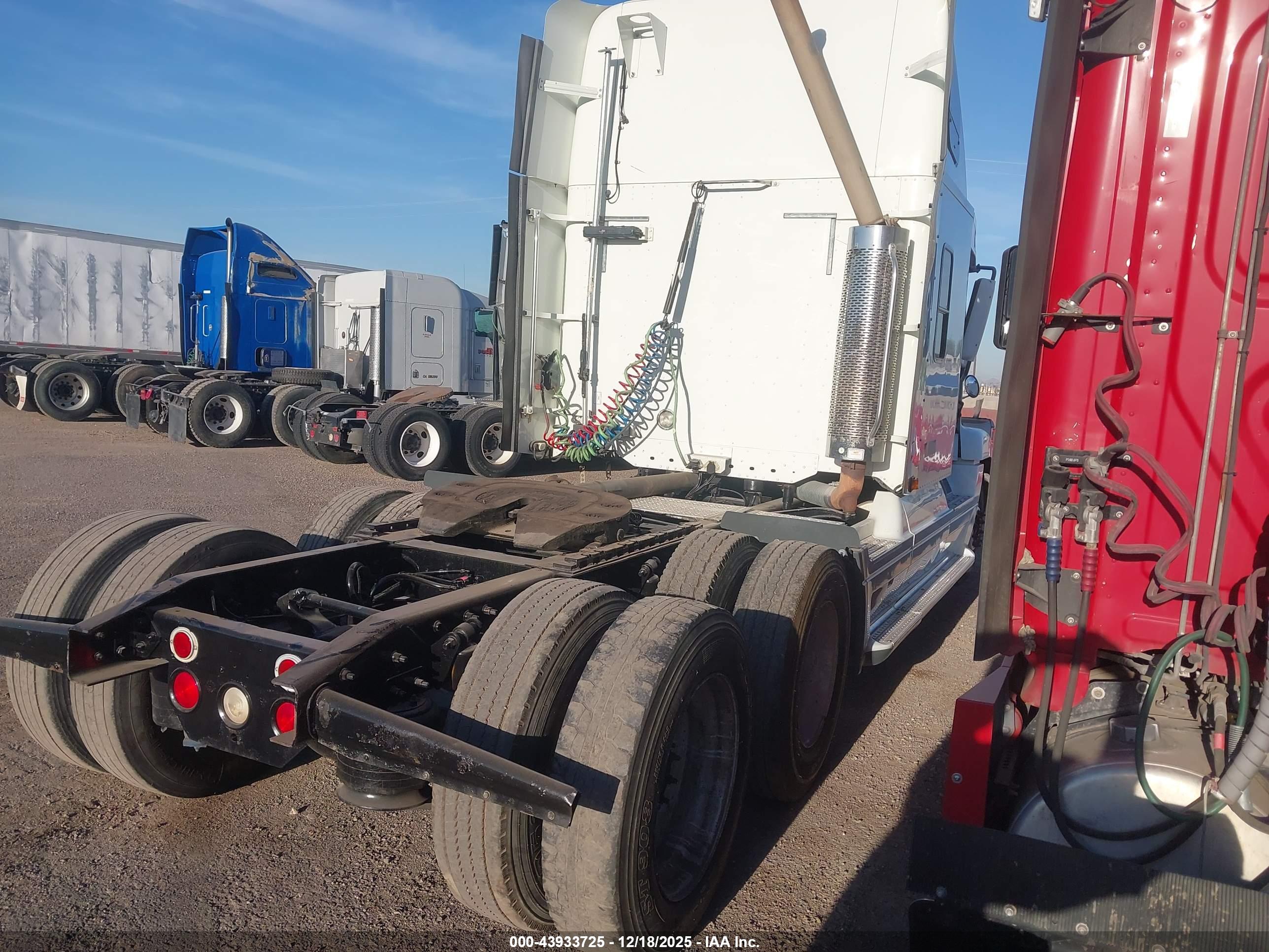 FREIGHTLINER CONVENTIONAL image 4