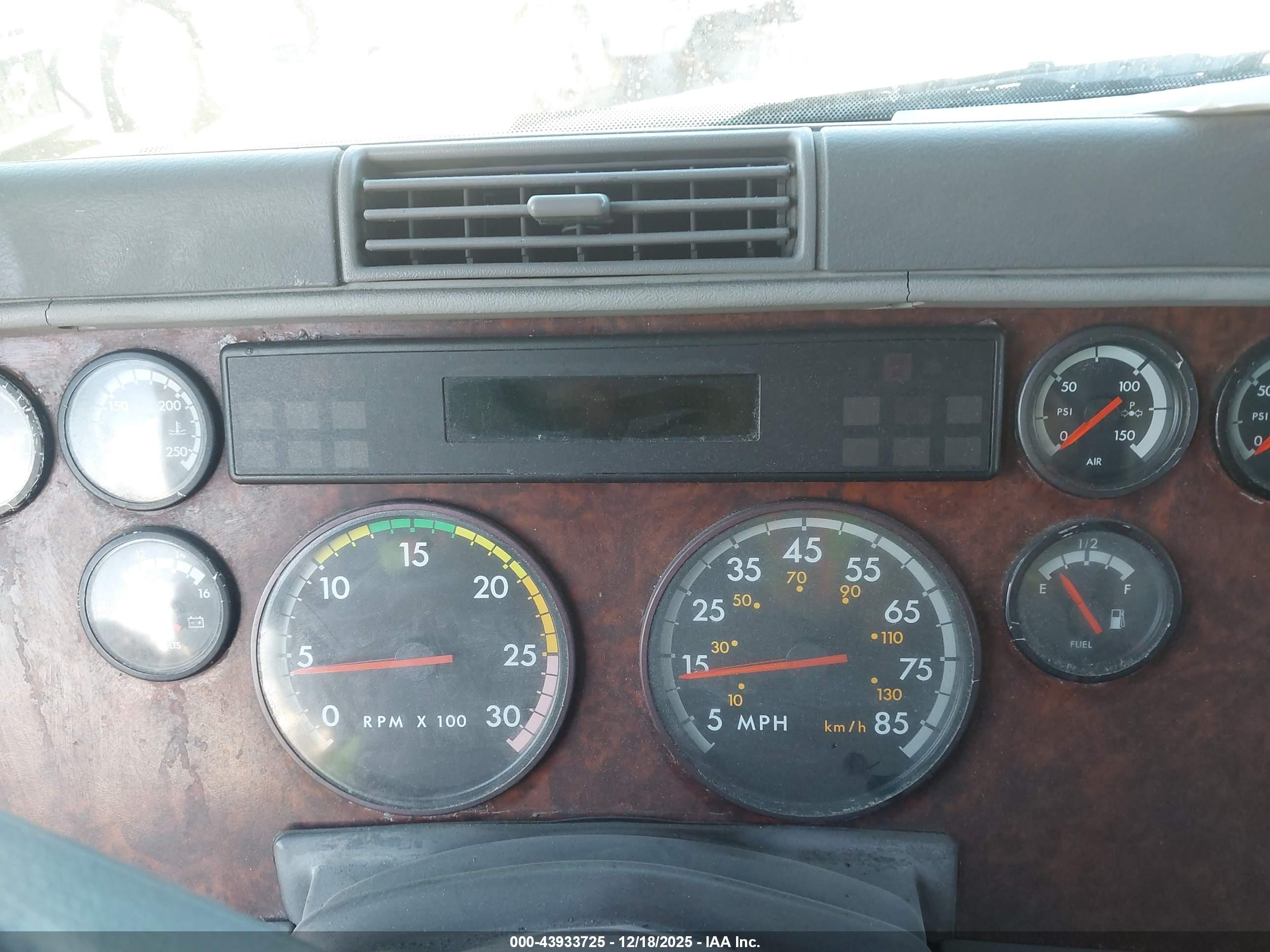 FREIGHTLINER CONVENTIONAL image 6