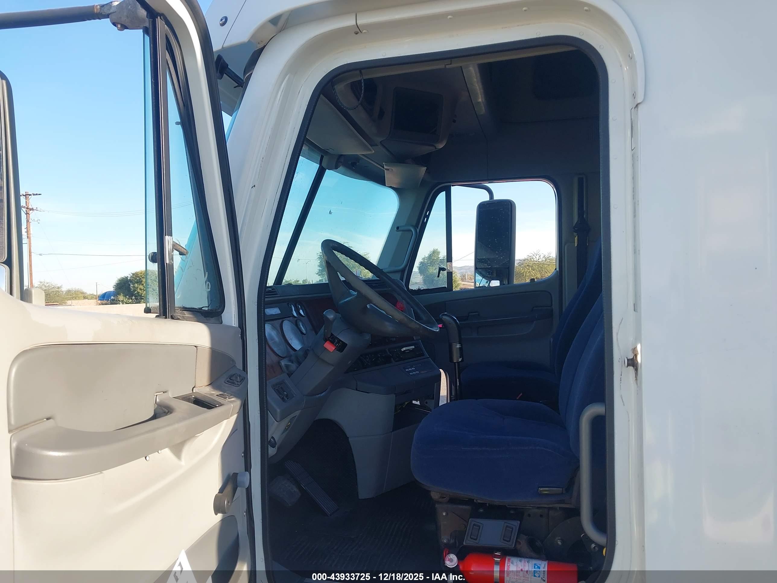 FREIGHTLINER CONVENTIONAL image 8