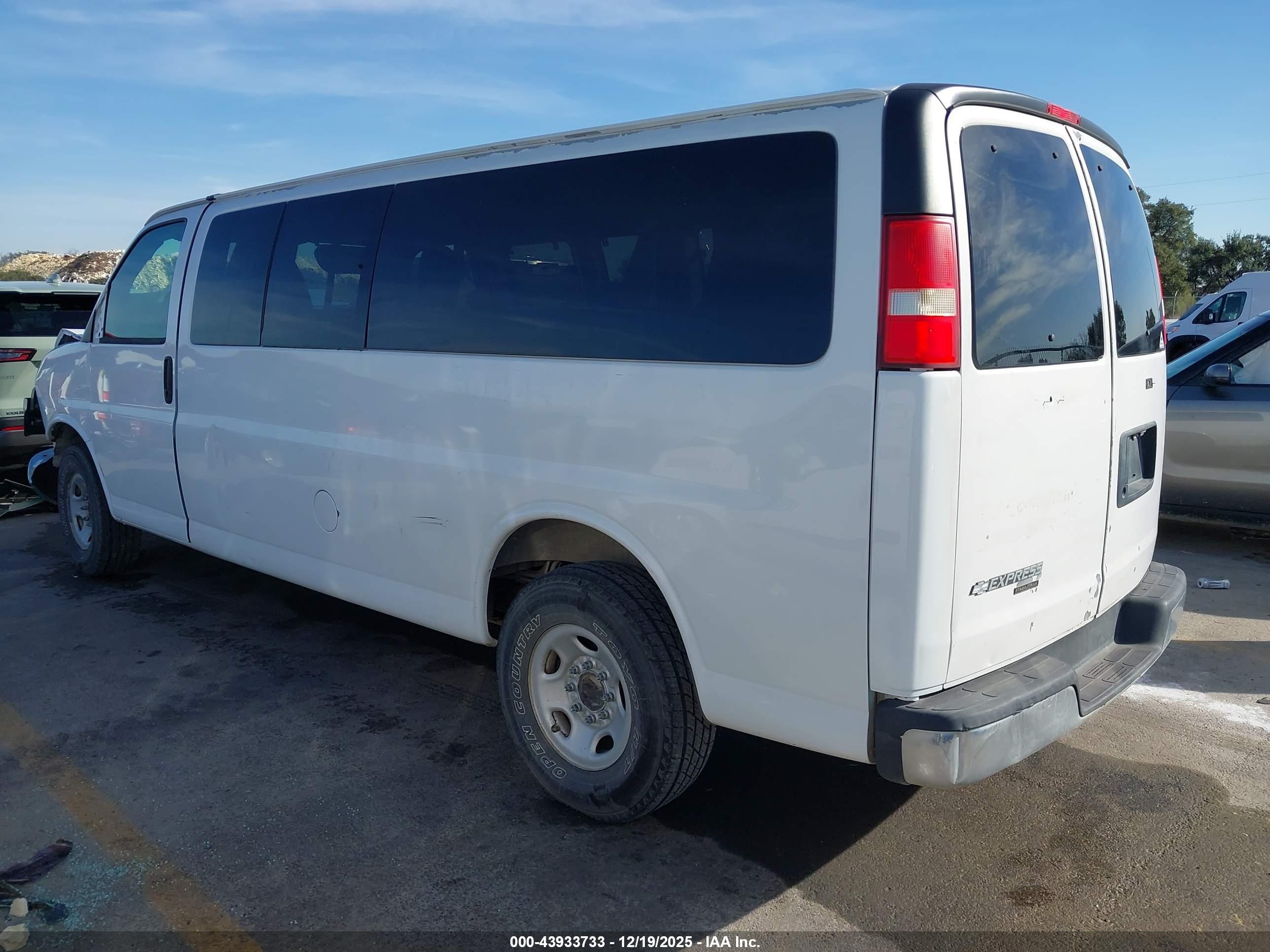 CHEVROLET EXPRESS image 3