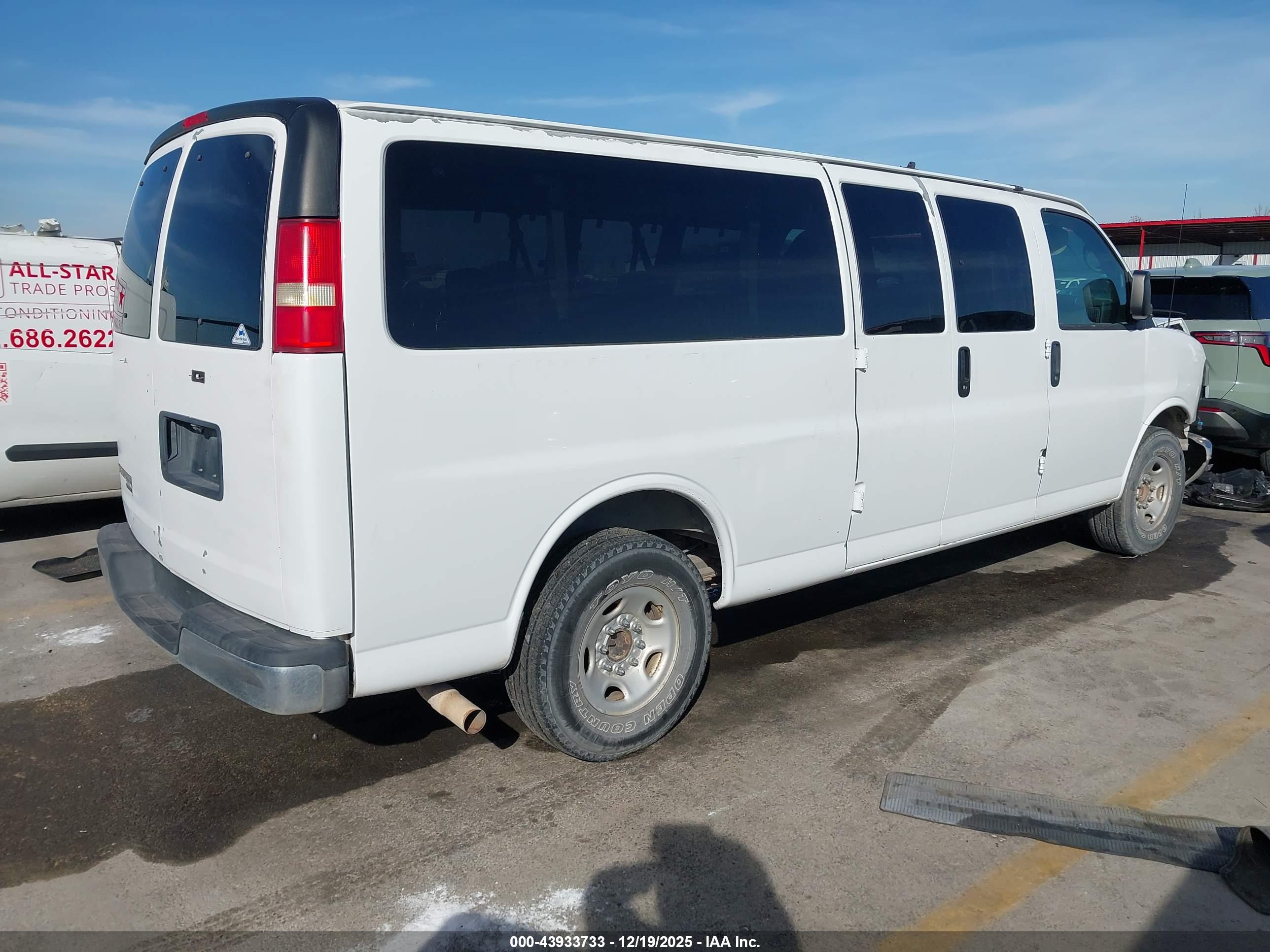 CHEVROLET EXPRESS image 4